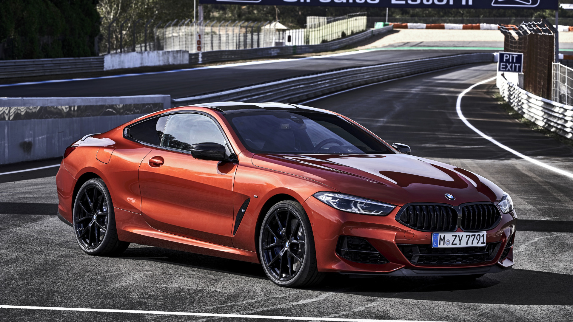 Скачать BMW M850i xDrive обои на рабочий стол