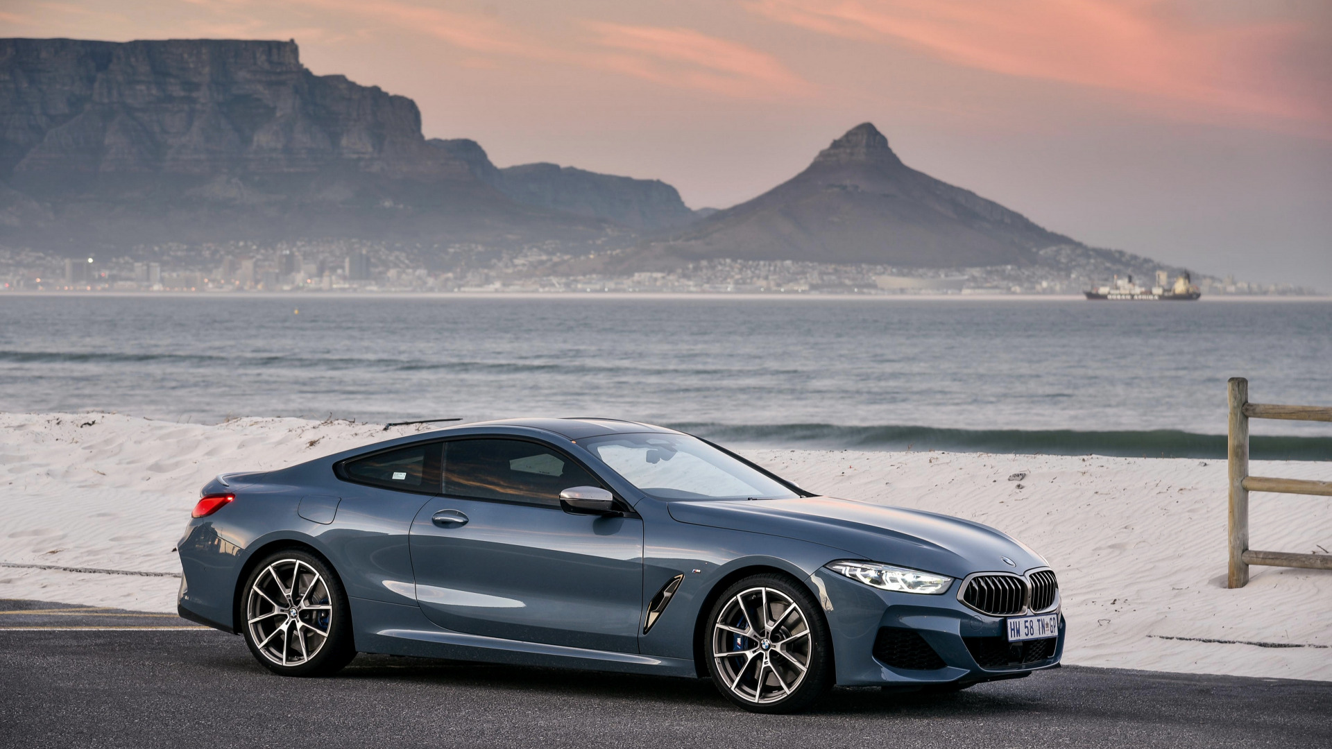 Скачать BMW M850i xDrive обои на рабочий стол