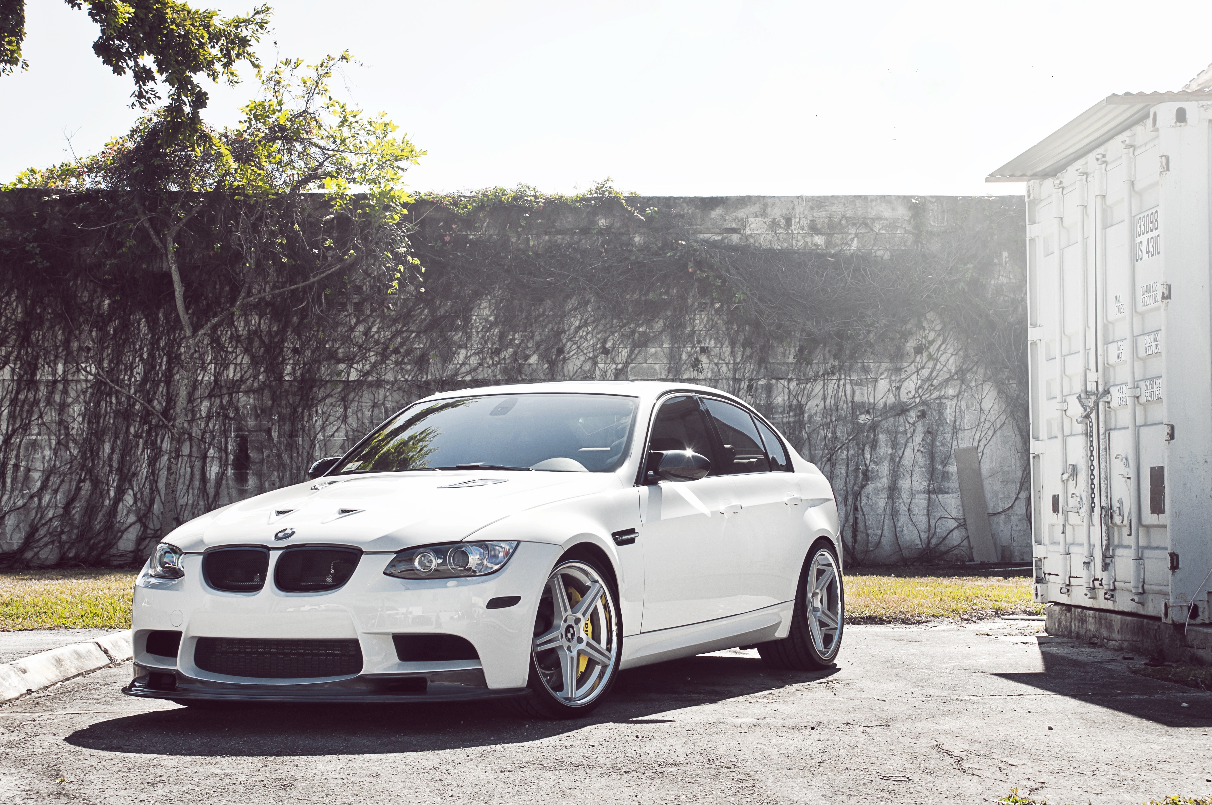 Скачать bmw, седан, white, wheels, tree, бмв, белый, m3, e90 обои на рабочий стол