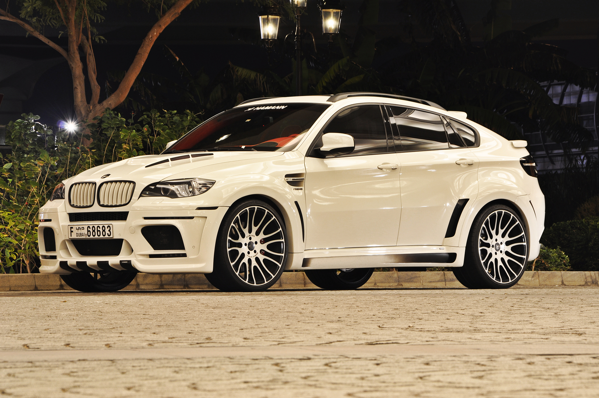 Скачать bmw, x6m, hamann, белый, ночь, улица, свет обои на рабочий стол