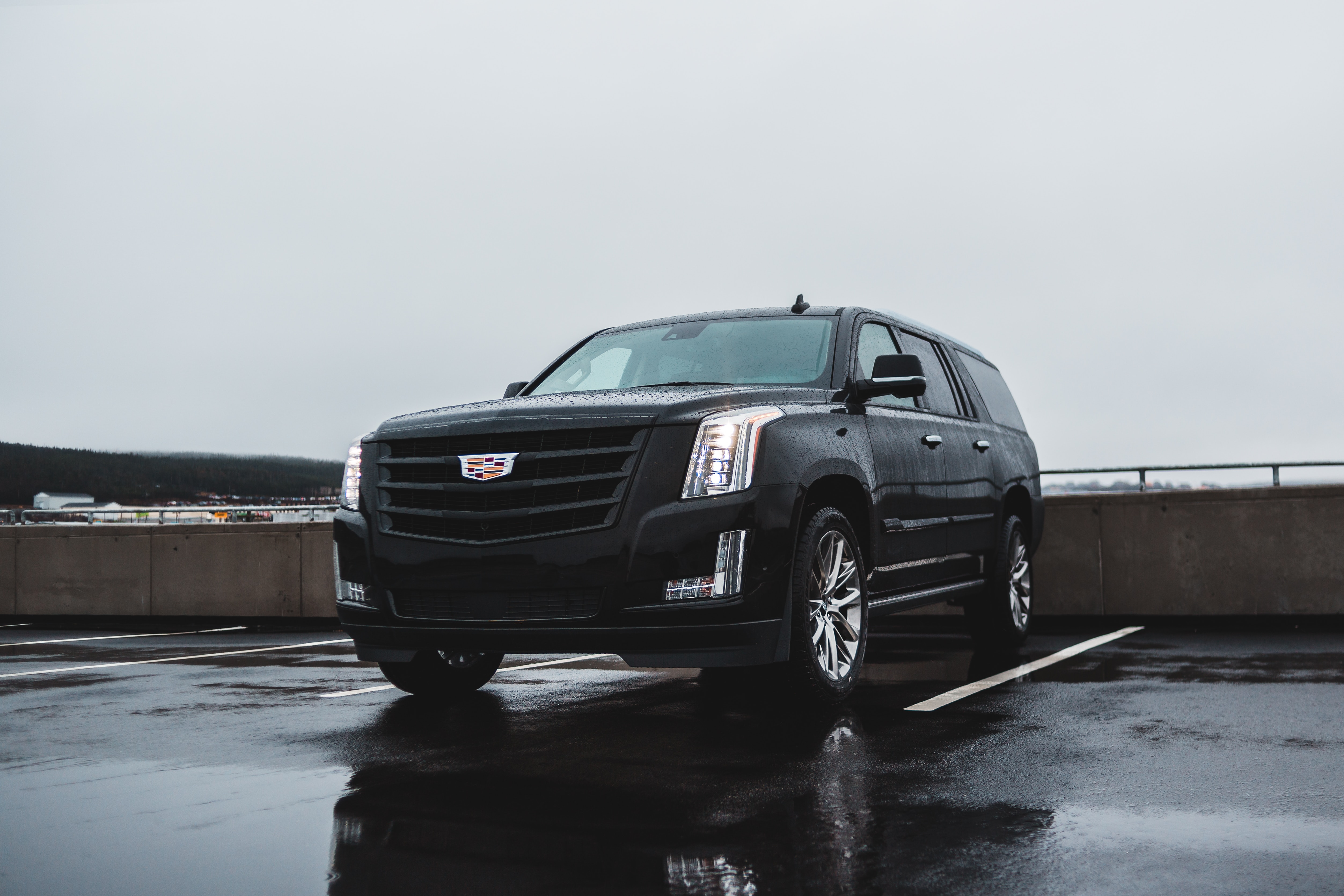 Скачать cadillac escalade, cadillac, машина, внедорожник, черный, мокрый обои на рабочий стол