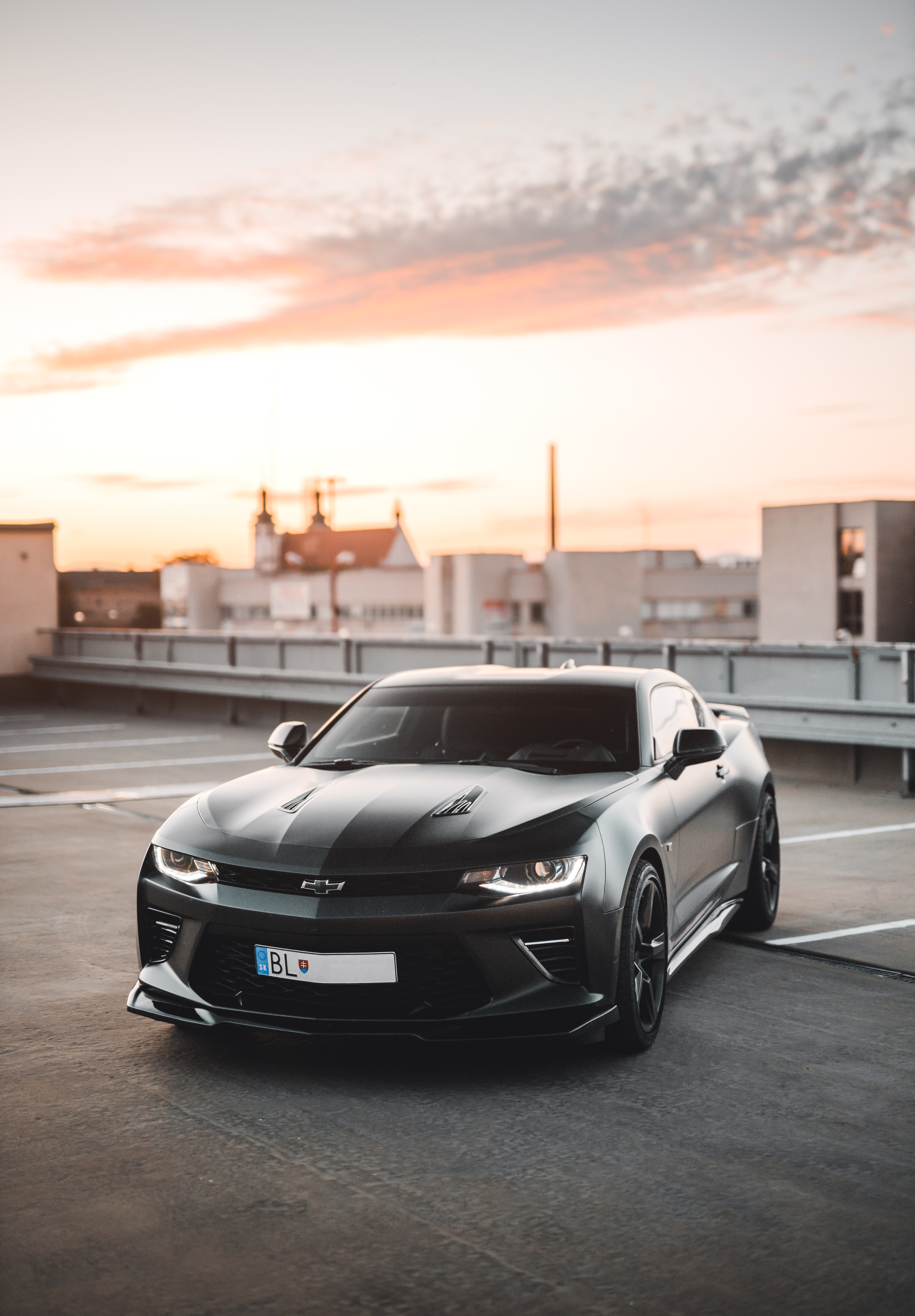 Скачать chevrolet camaro, chevrolet, машина, черный, вид спереди, парковка обои для телефона