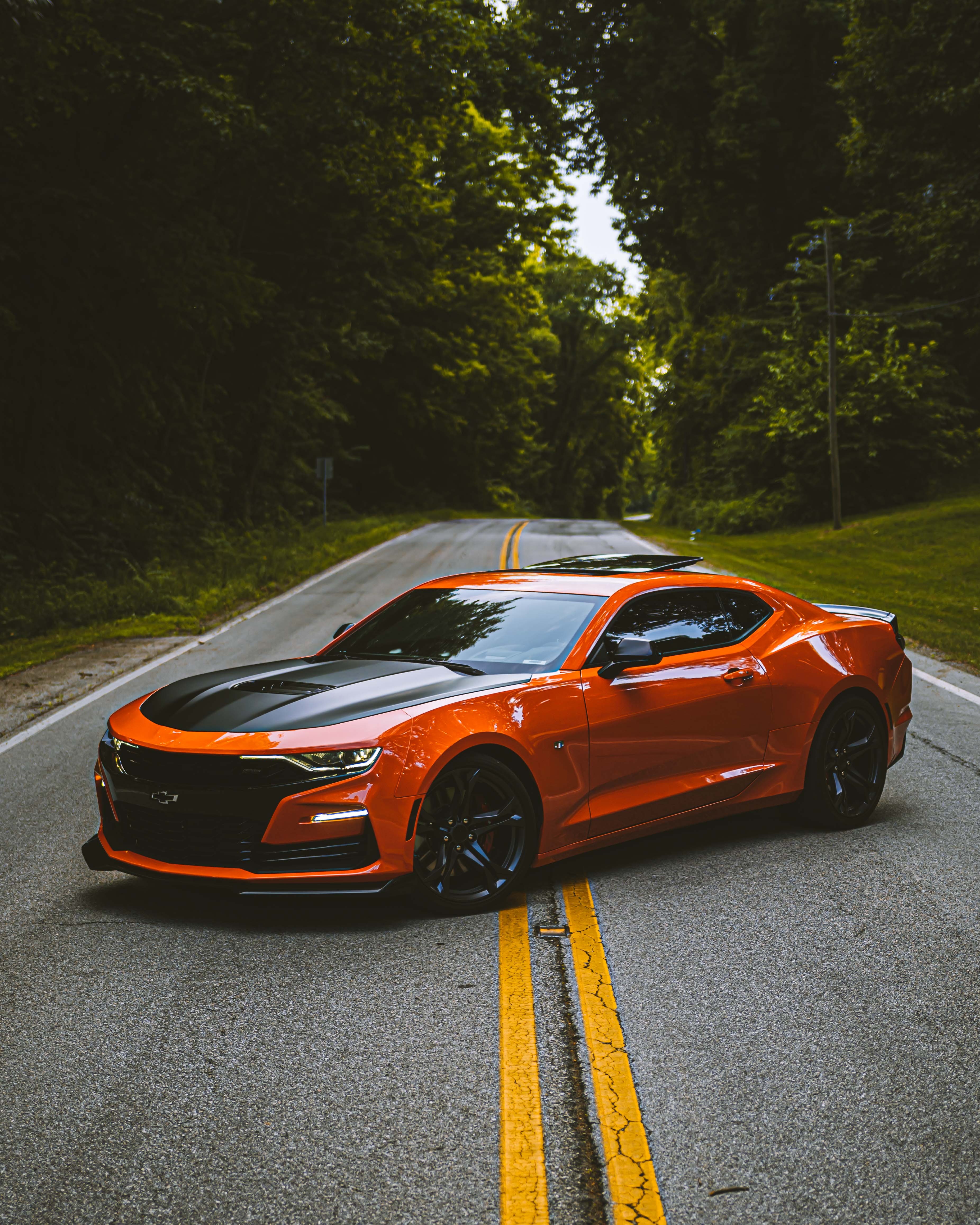 Скачать chevrolet camaro, машина, спорткар, оранжевый, вид сбоку, дорога обои для телефона