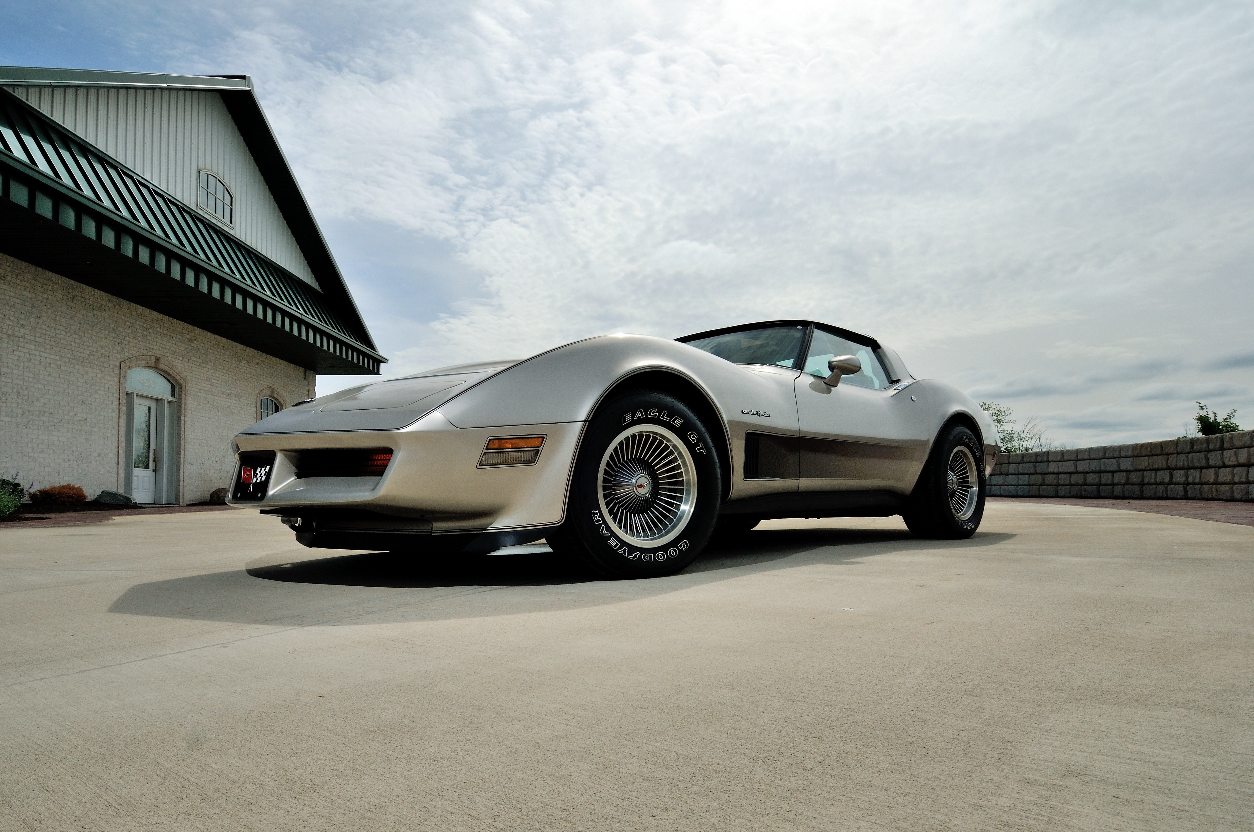 Скачать chevrolet, corvette, 1982, серебристый, вид сбоку обои на рабочий стол