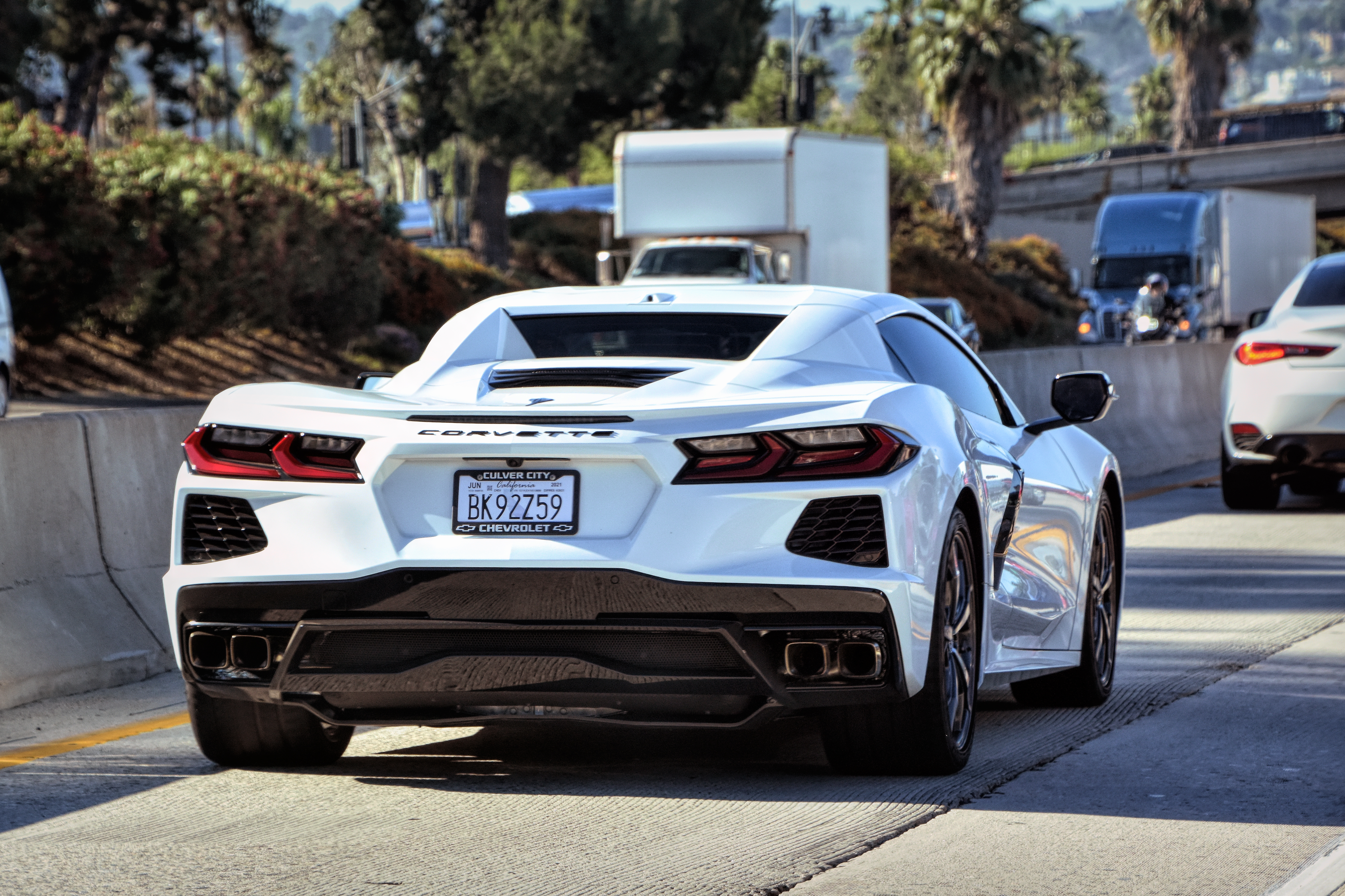 Скачать chevrolet corvette, chevrolet, автомобиль, белый, стоянка обои на рабочий стол