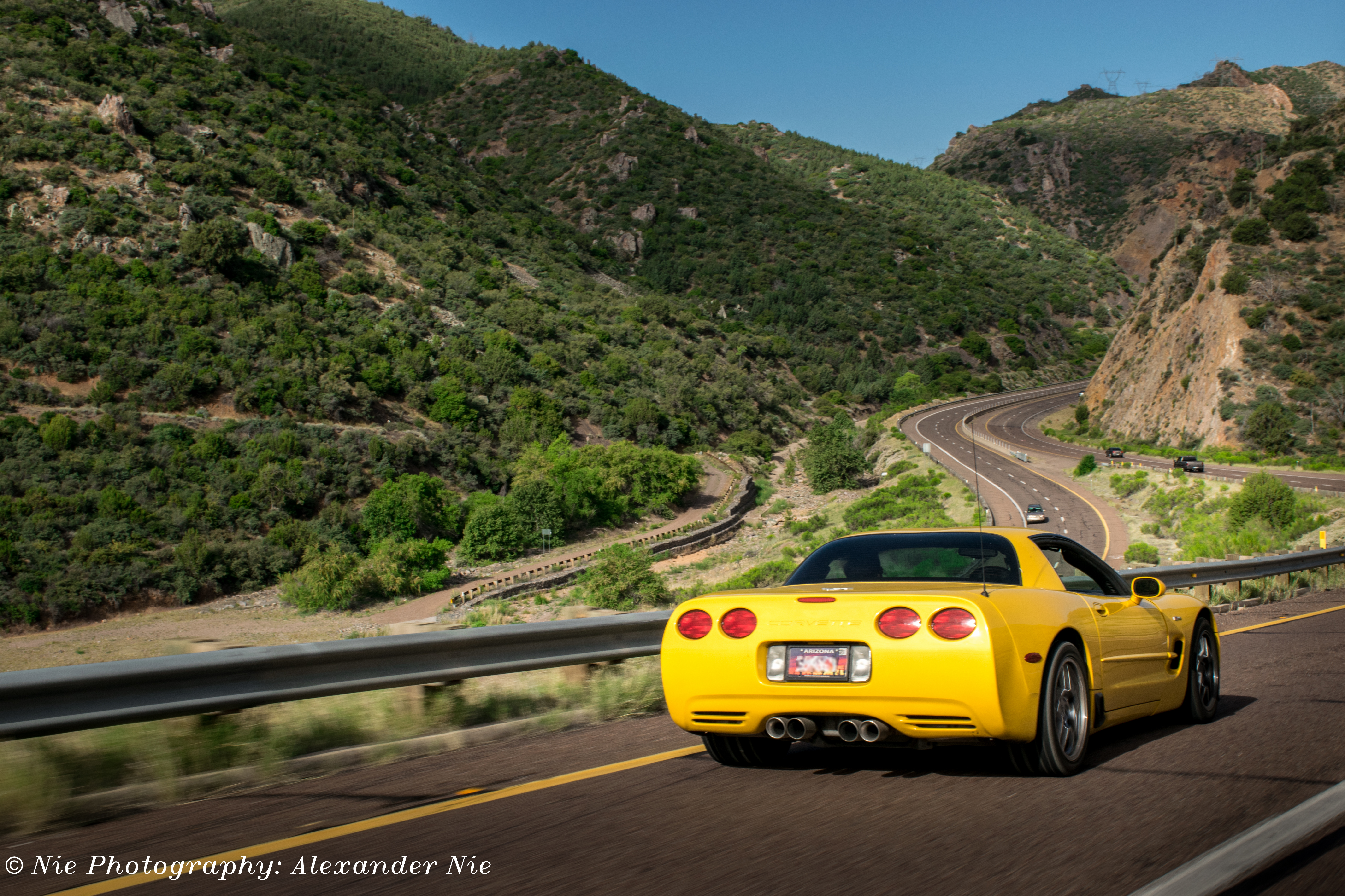 Скачать chevrolet corvette, chevrolet, автомобиль, желтый, вид сзади, дорога обои на рабочий стол