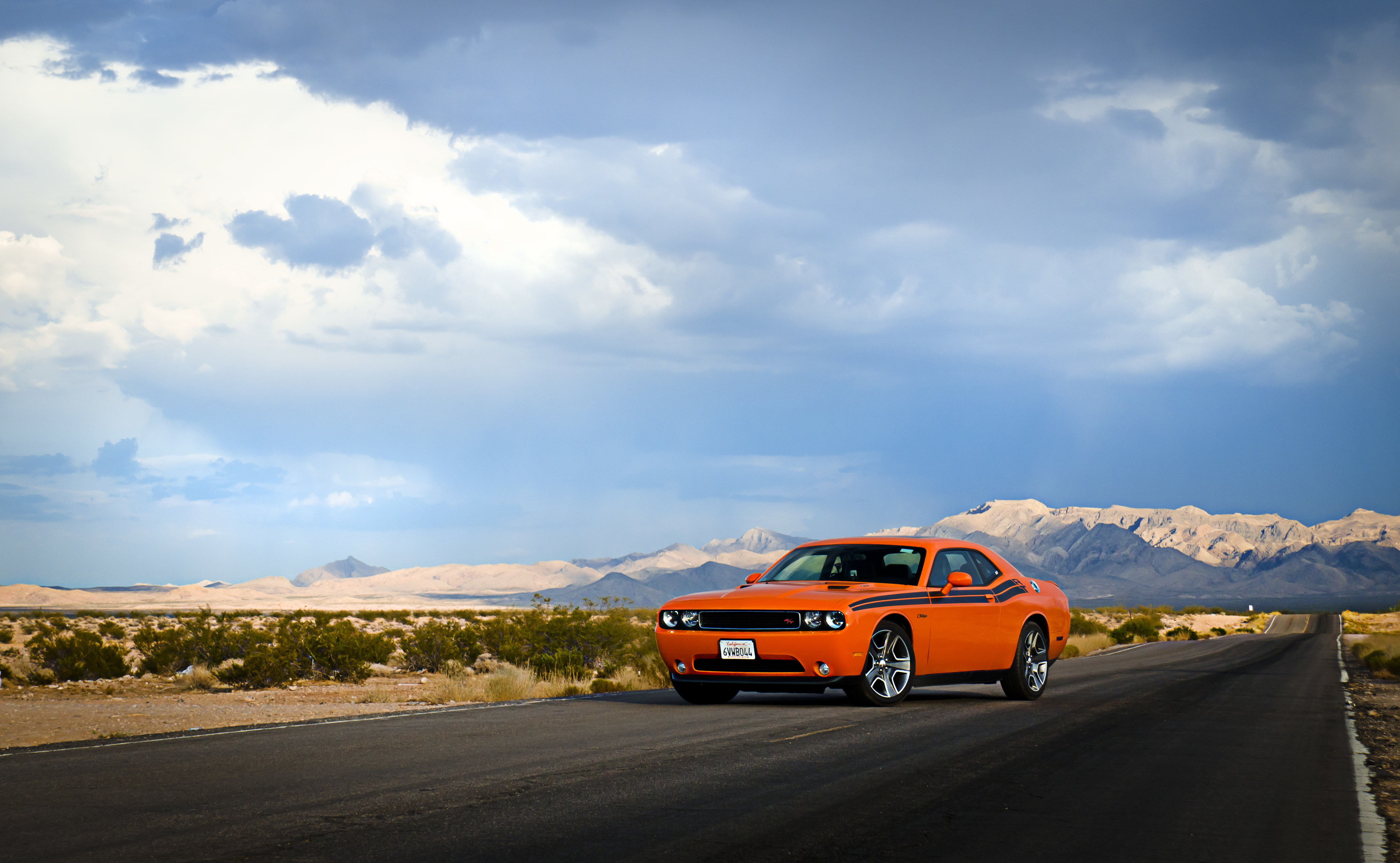 Скачать dodge, challenger, авто, вид сбоку, дорога, небо обои на рабочий стол