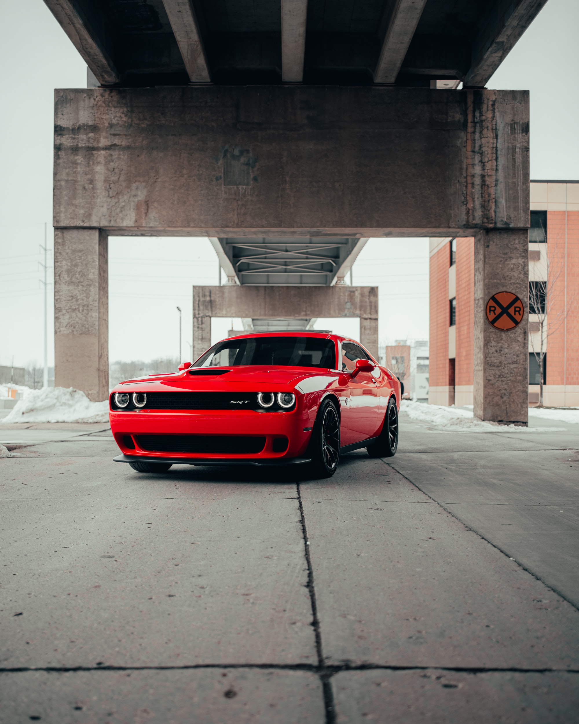 Скачать dodge challenger srt, dodge, автомобиль, спорткар, красный, вид спереди обои для телефона