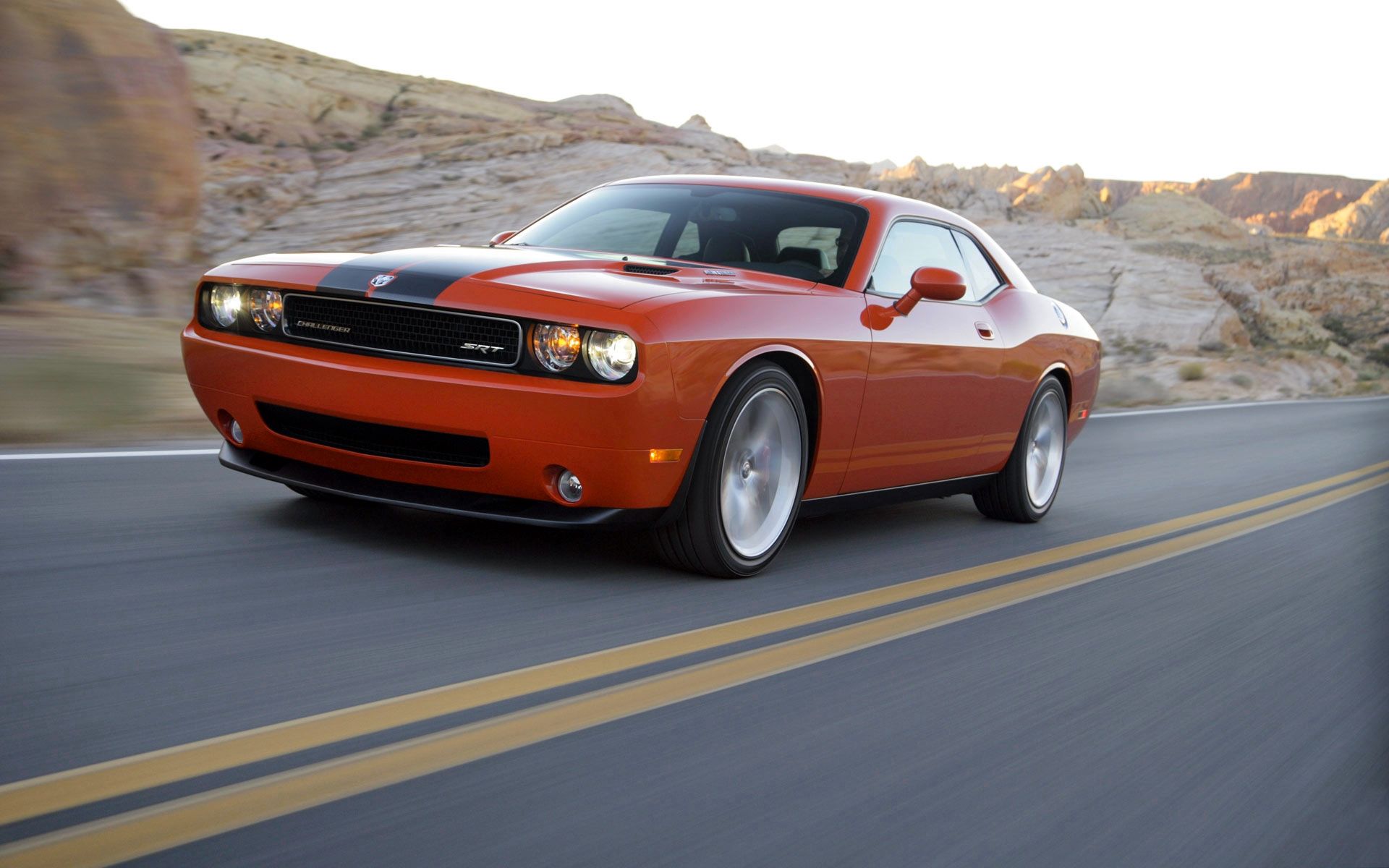 Скачать dodge, challenger, srt8, красный, вид сбоку, движение обои на рабочий стол