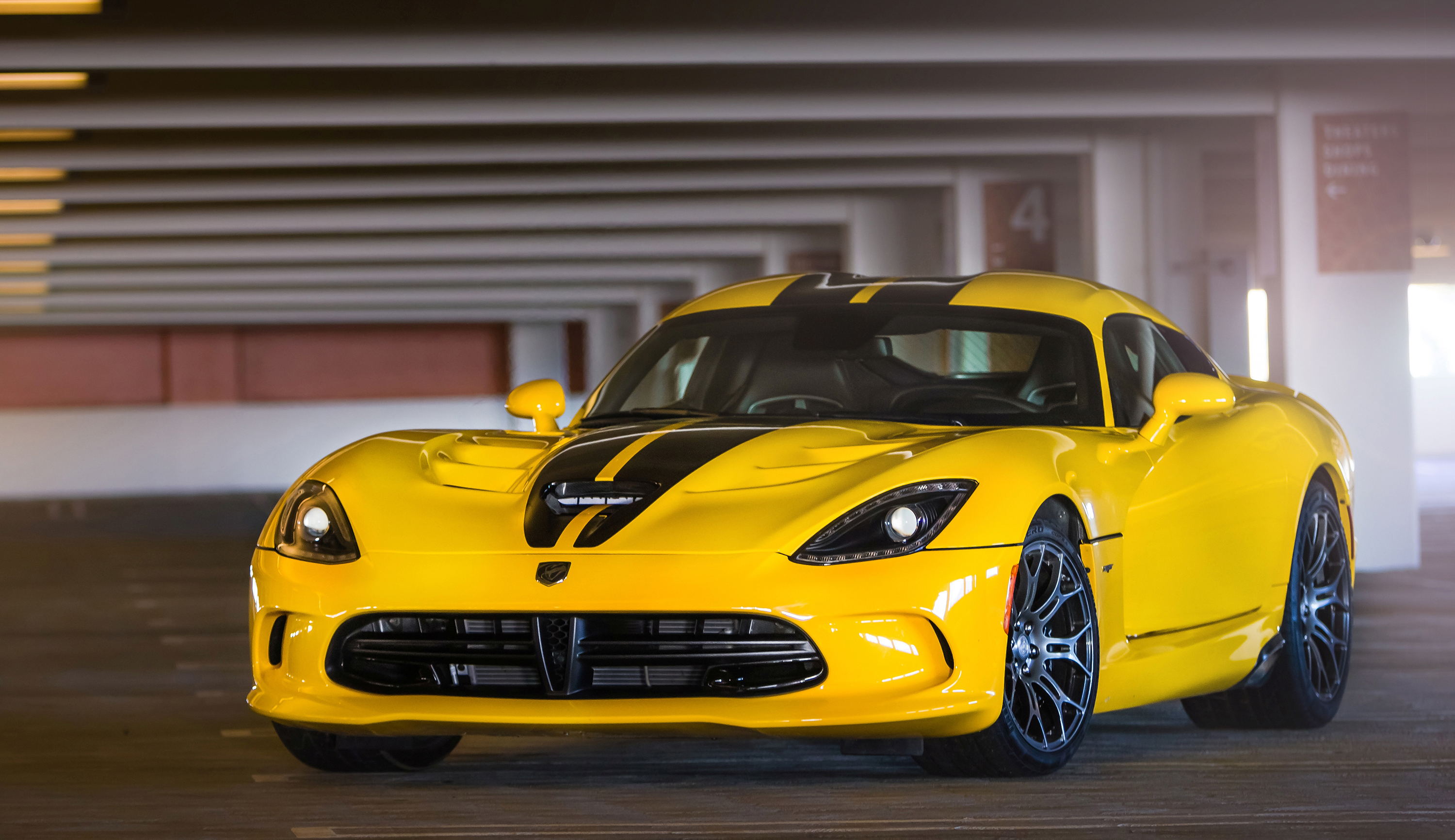 Скачать dodge, viper, srt, gts, желтый, вид спереди, парковка обои на рабочий стол