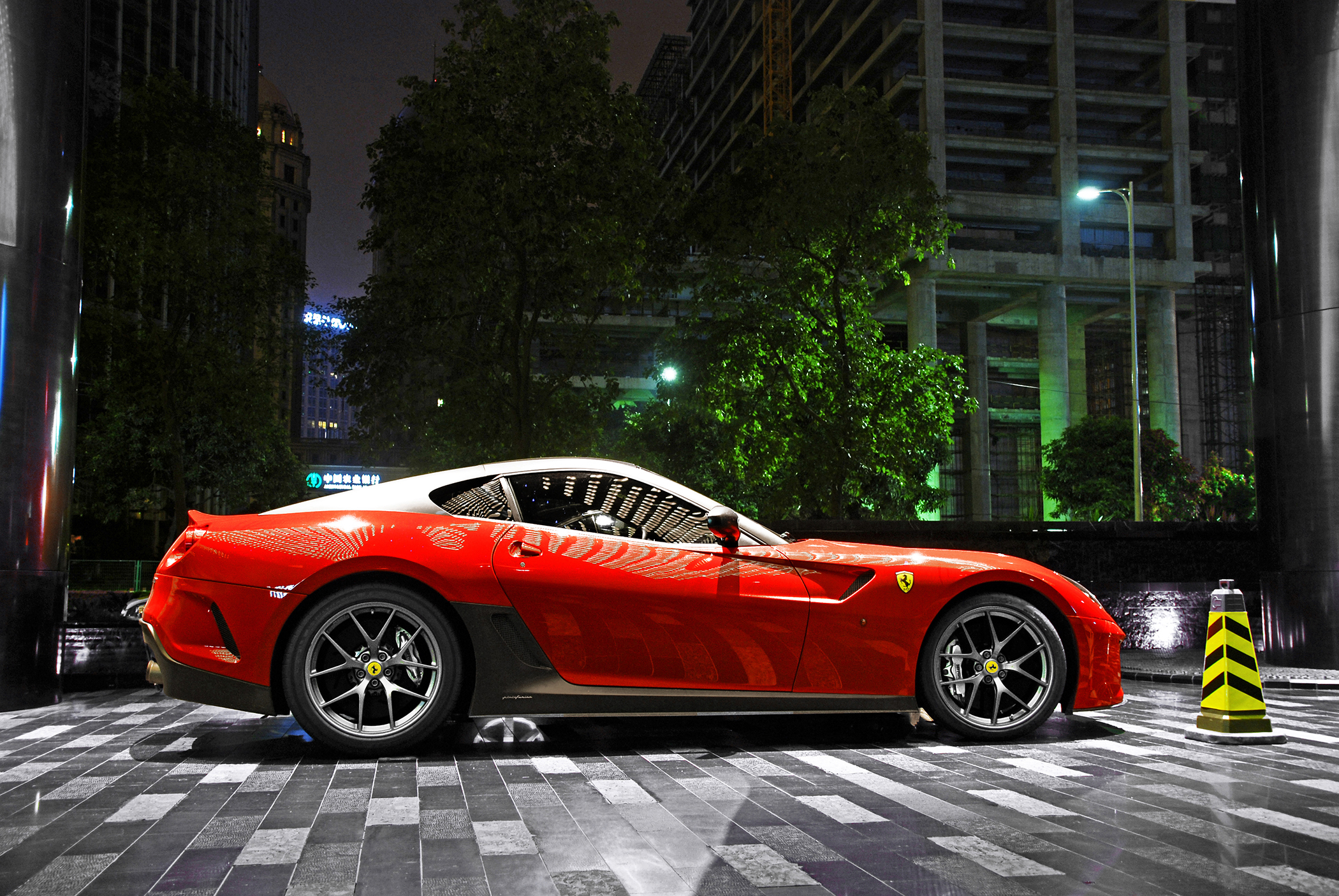 Скачать ferrari, 599, gto, красный, суперкар, ночь, парковка, город, свет, здание обои на рабочий стол