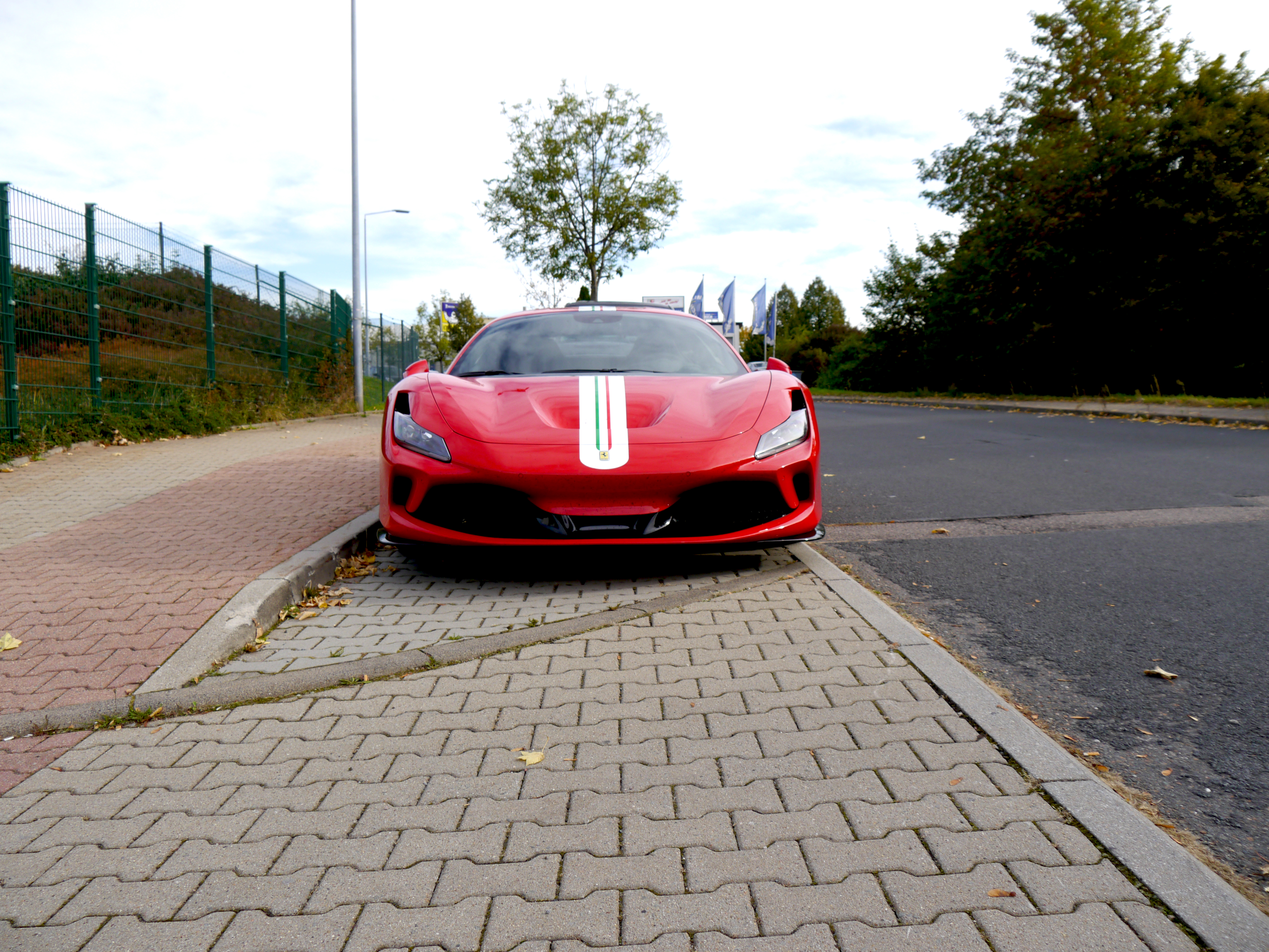 Скачать ferrari, автомобиль, красный, вид спереди обои на рабочий стол