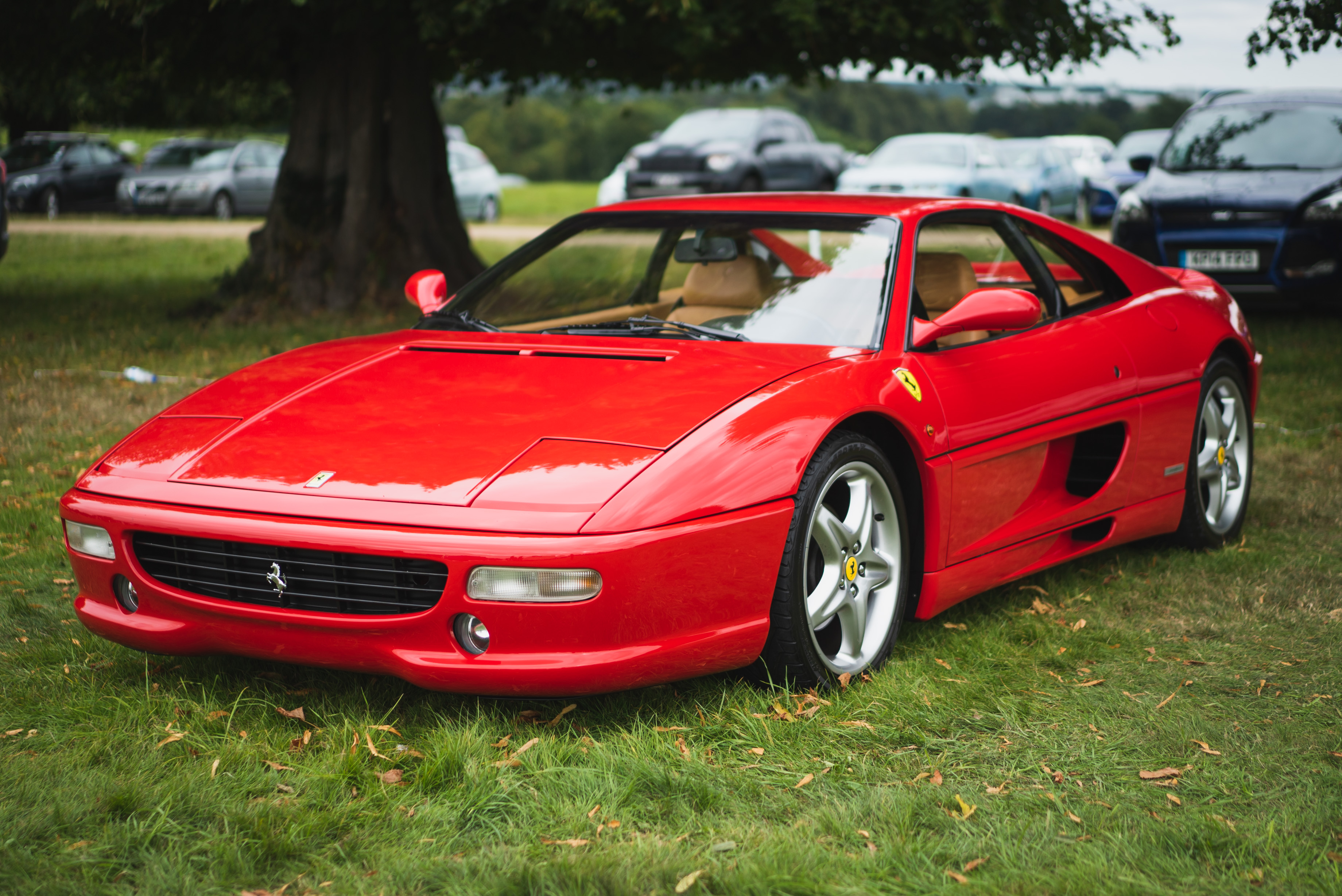 Скачать ferrari f355, ferrari, автомобиль, спорткар, красный, стоянка обои на рабочий стол