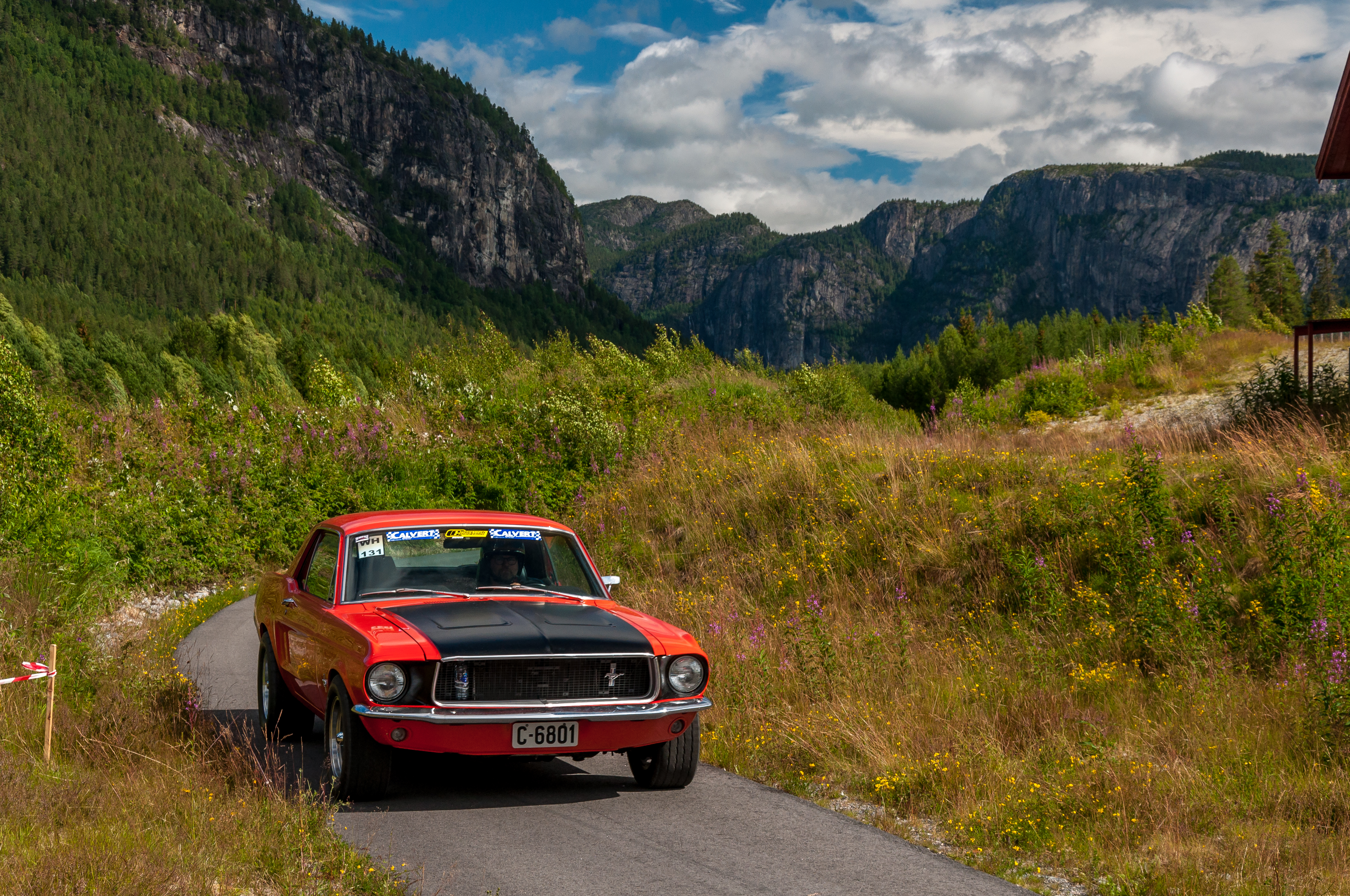 Скачать ford mustang, автомобиль, маслкар, красный, дорога, горы обои для телефона