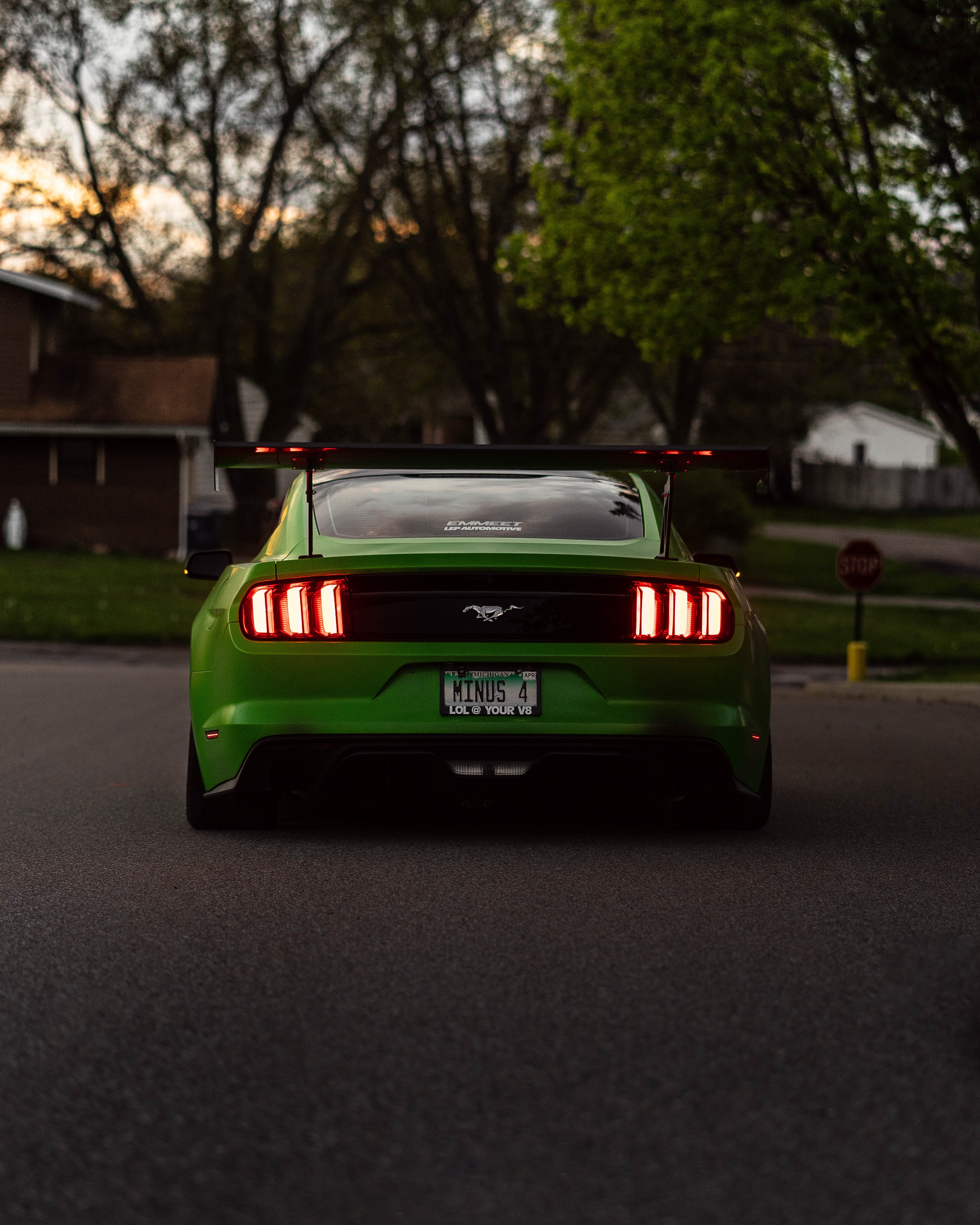 Скачать ford mustang, автомобиль, зеленый, вид сзади обои для телефона