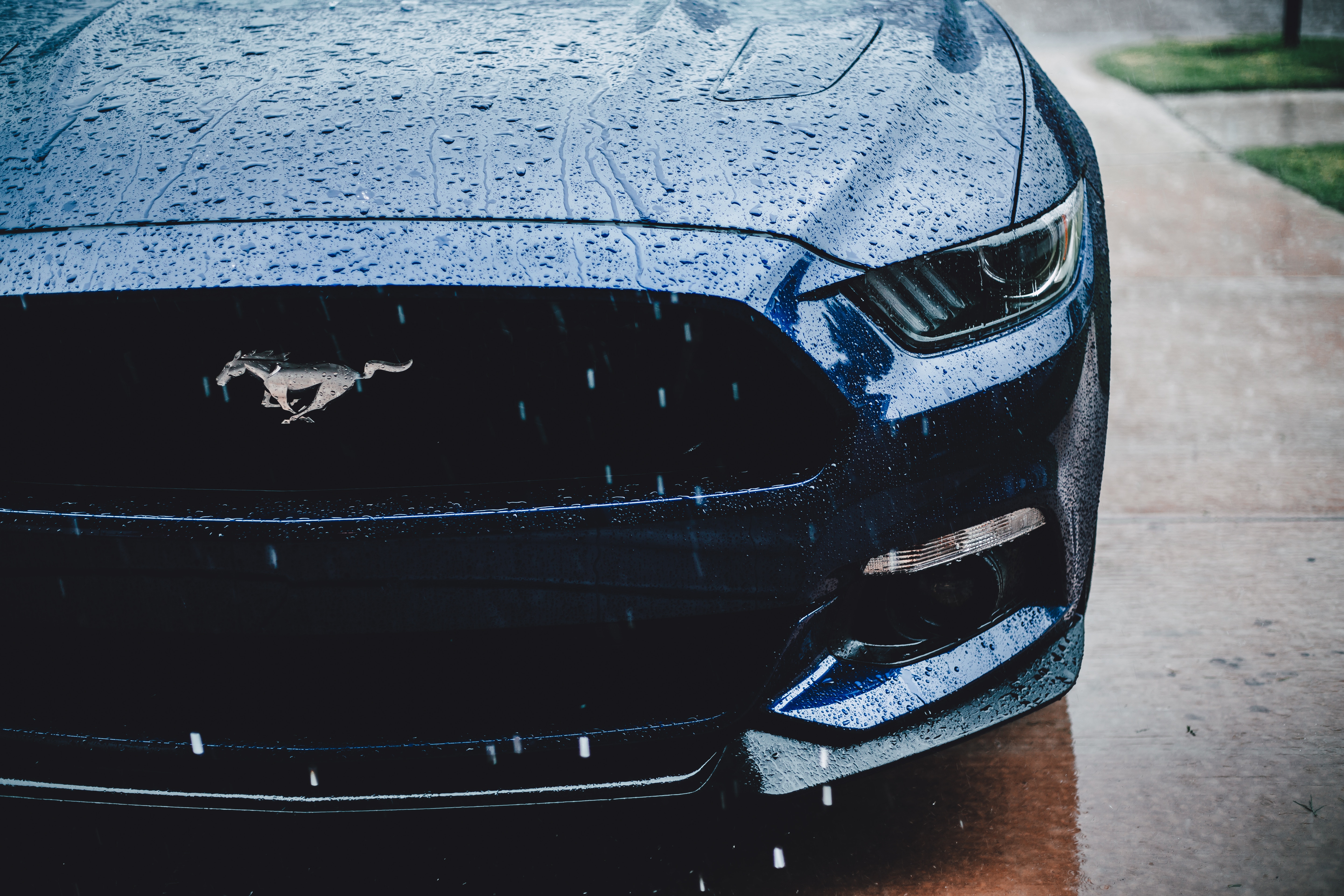 Скачать ford mustang, фара, вид спереди, дождь обои на рабочий стол