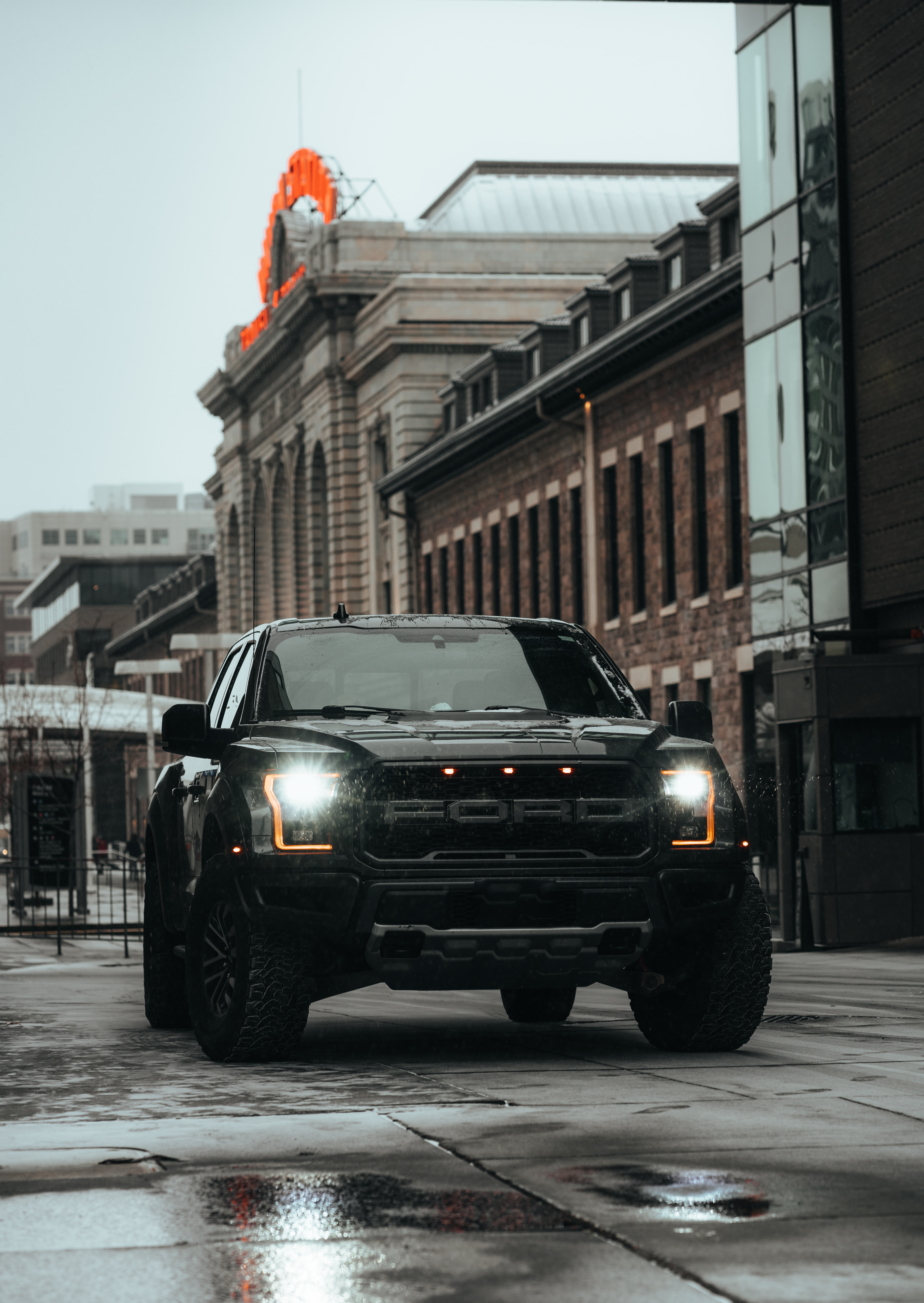 Скачать ford raptor, ford, автомобиль, внедорожник, черный, дорога обои для телефона