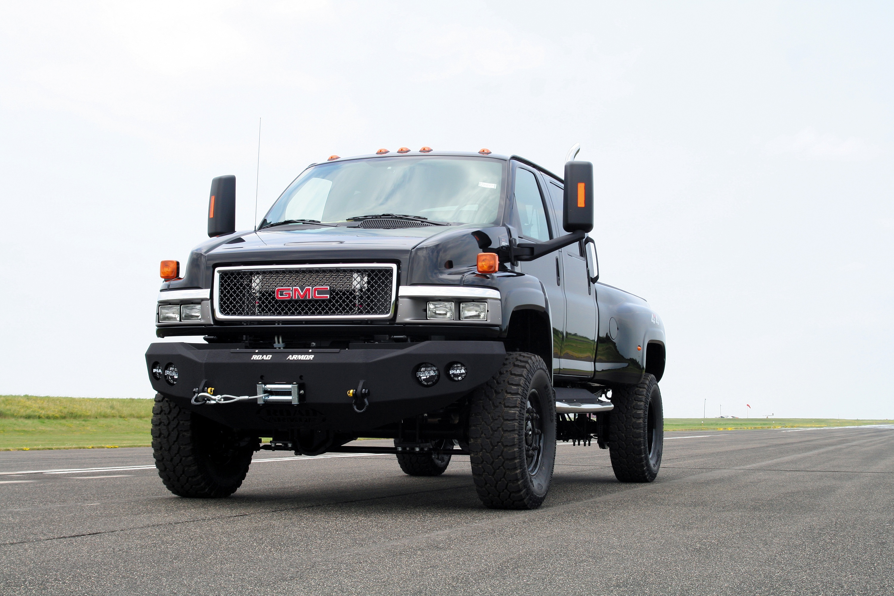 Скачать GMC Ironhide C4500 обои на рабочий стол