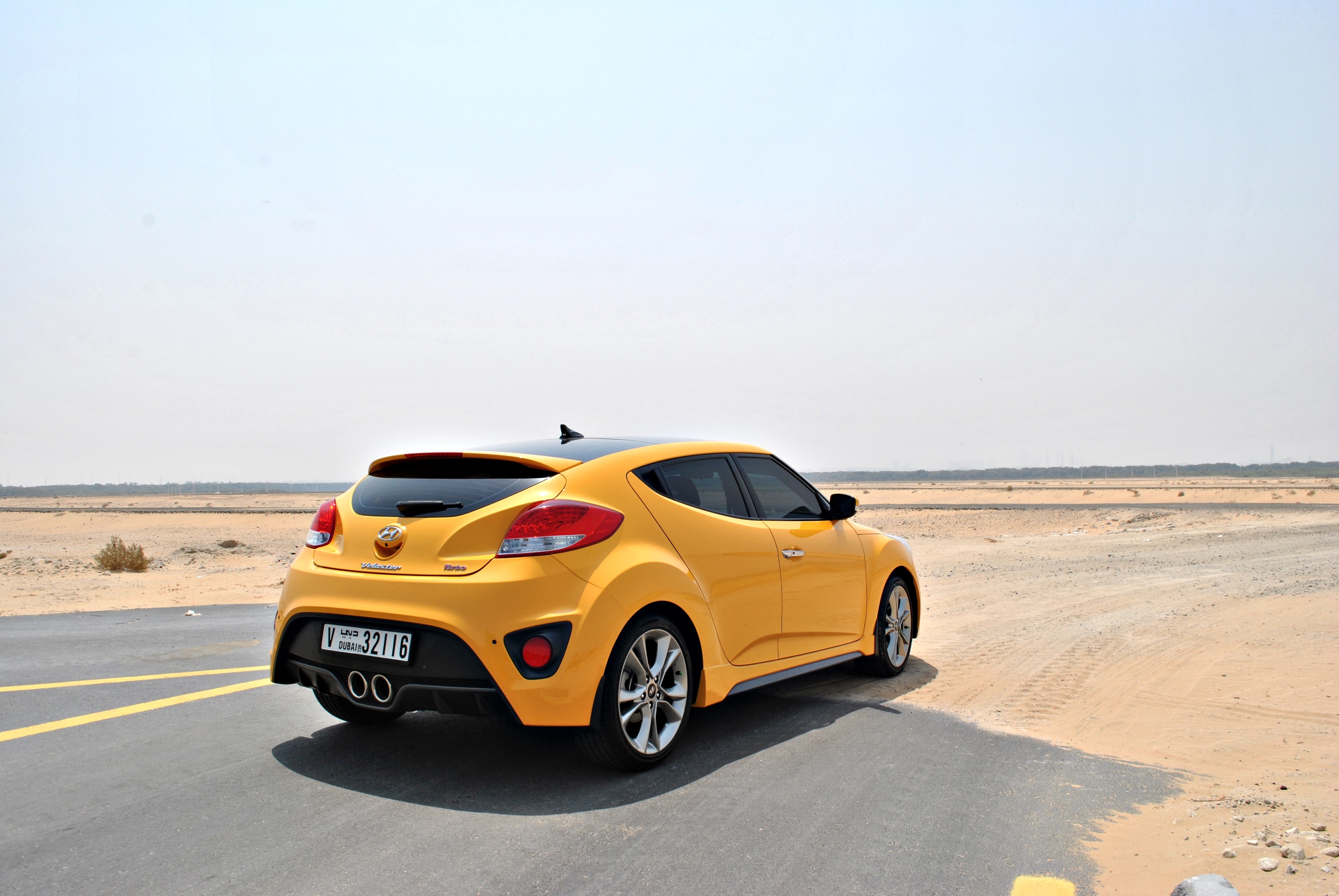 Скачать hyundai veloster, желтый, вид сбоку, пустыня обои на рабочий стол