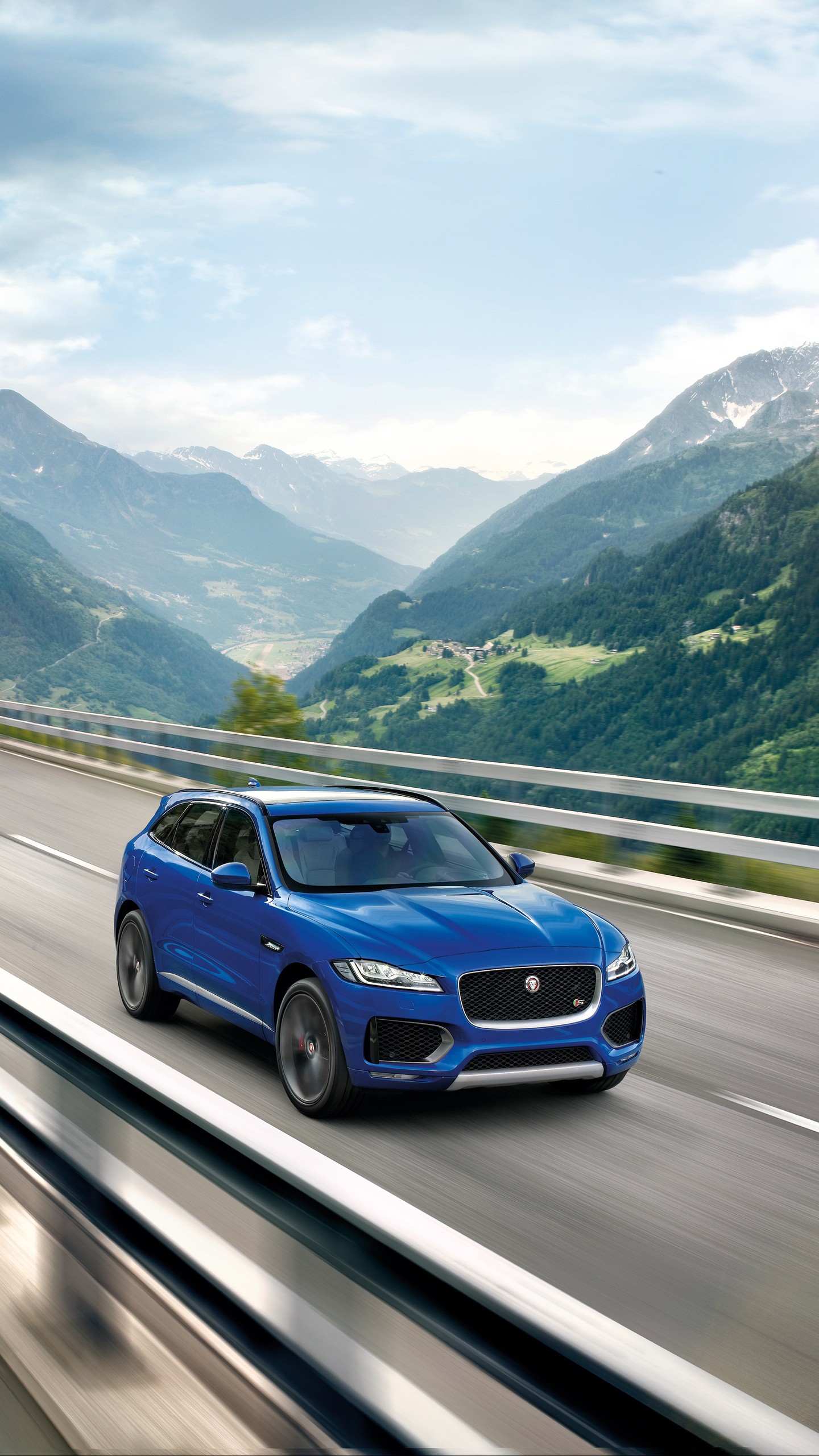 Скачать jaguar f-pace, jaguar, кроссовер, движение, горы, мост обои для телефона