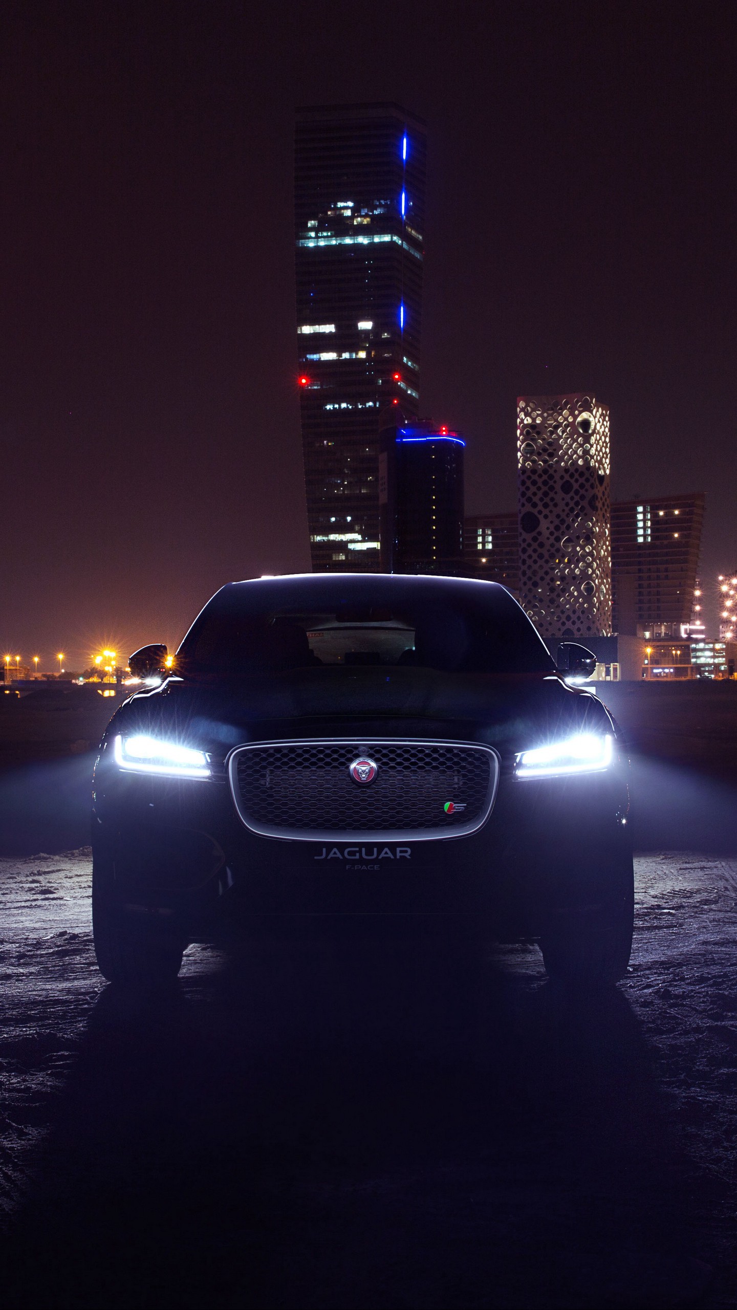 Скачать jaguar f-pace, jaguar, внедорожник, роскошный, фары, ночной город обои для телефона