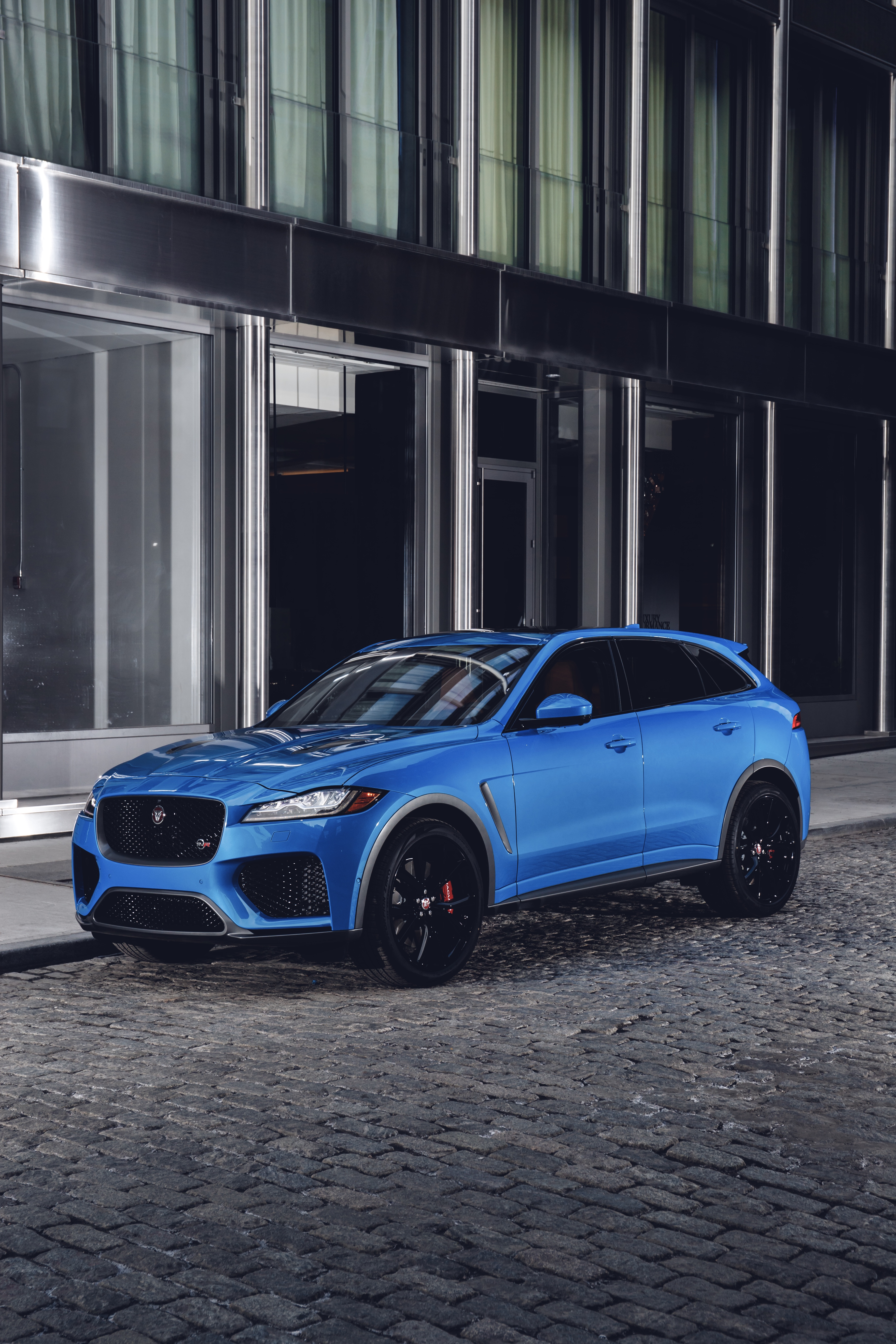 Скачать jaguar f-pace svr, jaguar f-pace, jaguar, голубой, вид сбоку обои для телефона