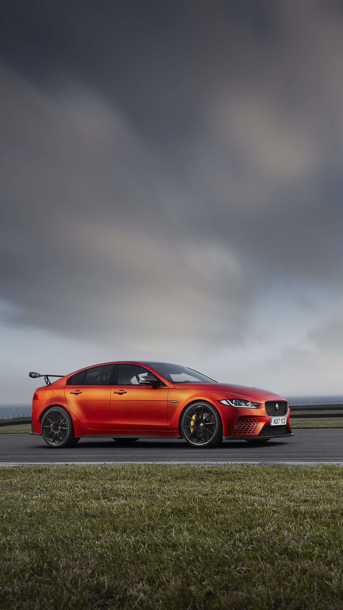 Скачать jaguar xe sv project 8, jaguar, дорога, вид сбоку обои для телефона