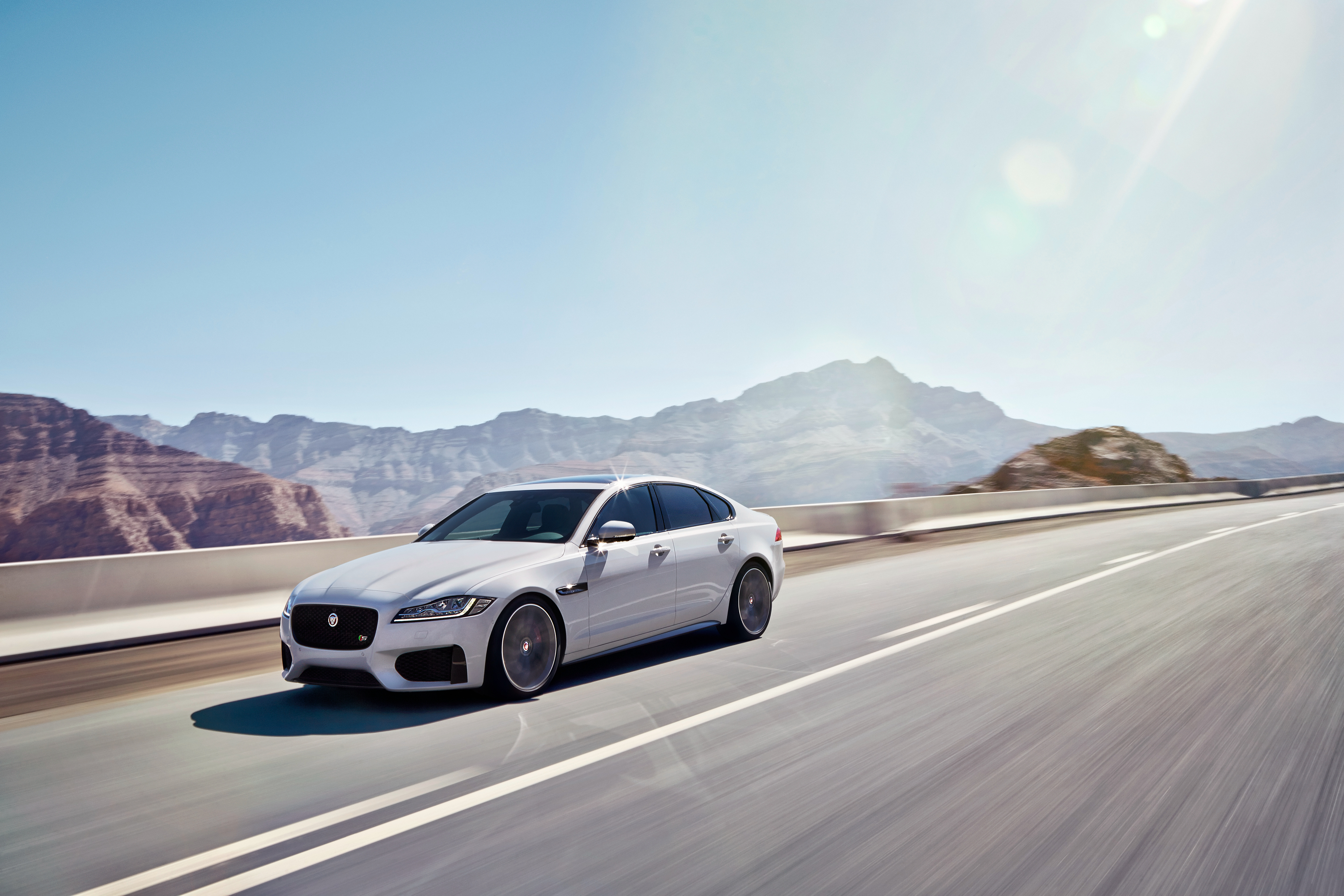 Скачать jaguar, xf s, awd, белый, вид сбоку, движение обои на рабочий стол