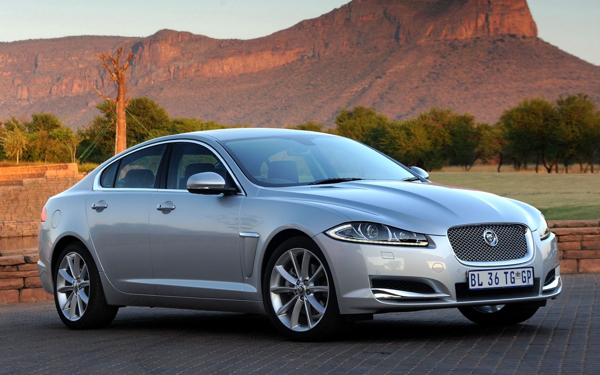 Скачать jaguar, xf, сербристый, авто, вид сбоку обои на рабочий стол