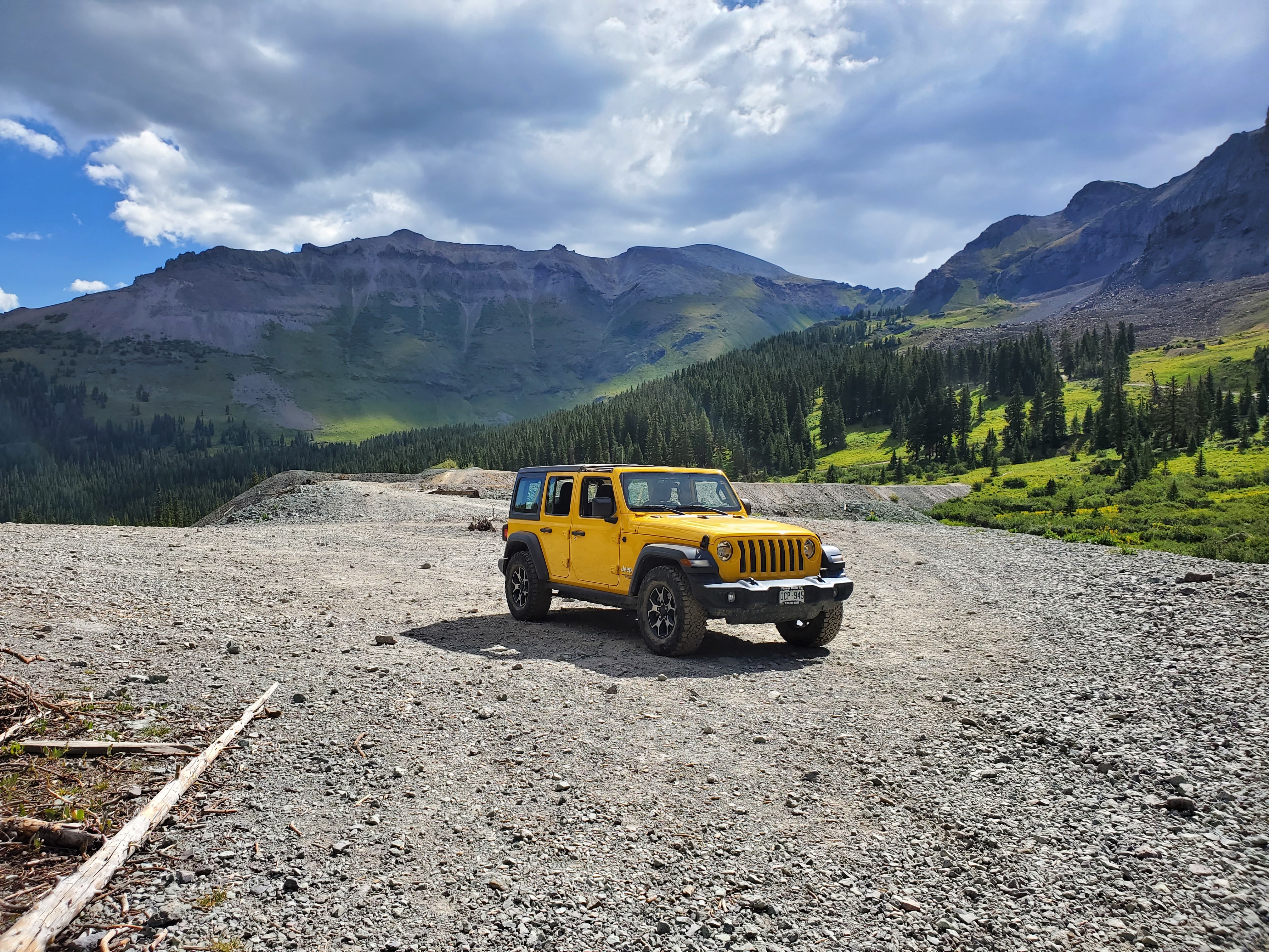 Скачать jeep, автомобиль, внедорожник, желтый, горы, природа обои на рабочий стол