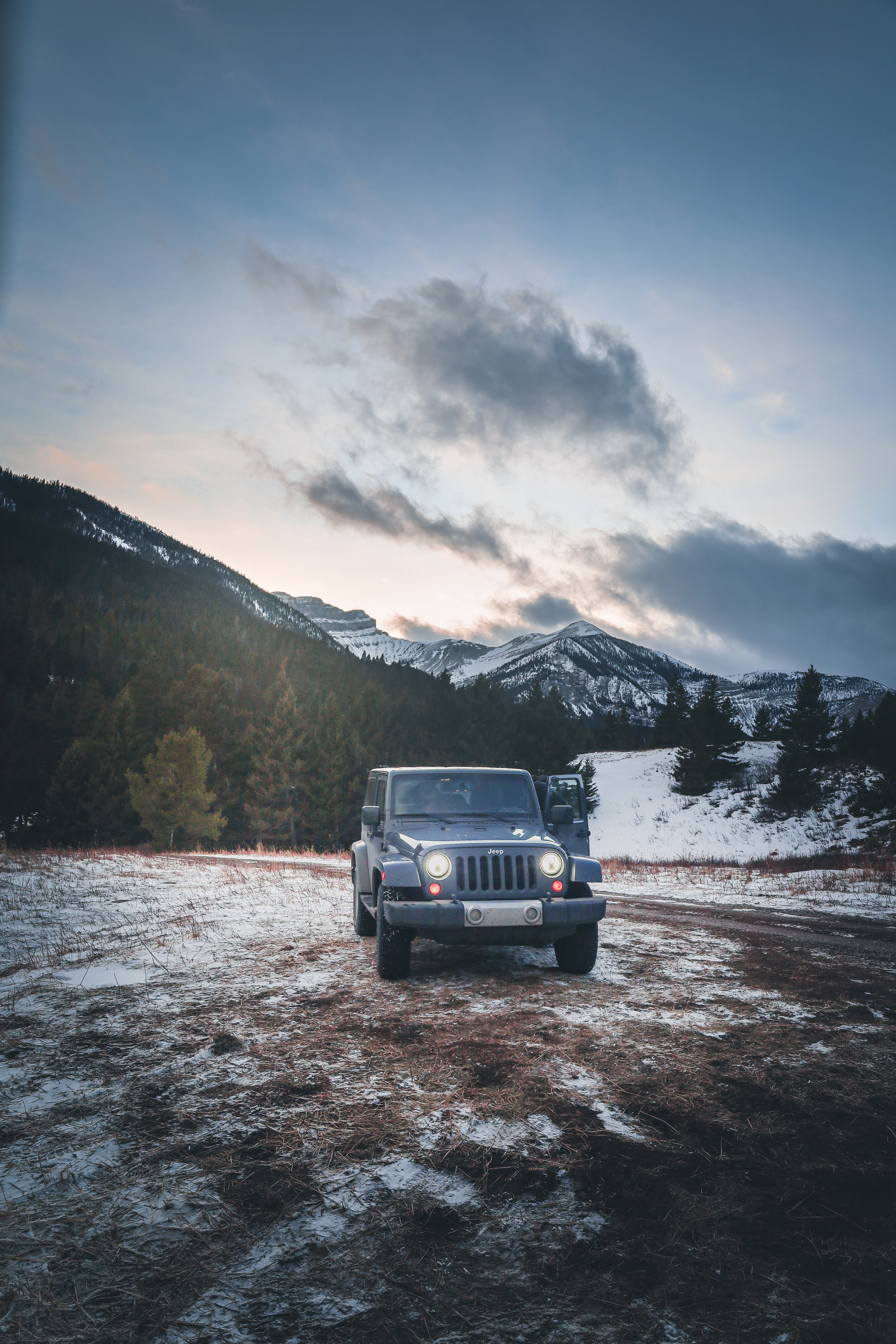 Скачать jeep, автомобиль, внедорожник, серый, снег, горы, зима обои для телефона