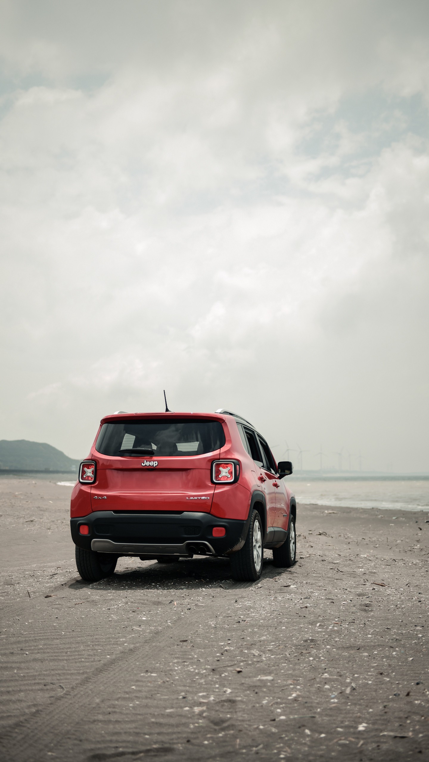 Скачать jeep renegade, jeep, внедорожник, красный, вид сзади, пляж, бездорожье обои для телефона