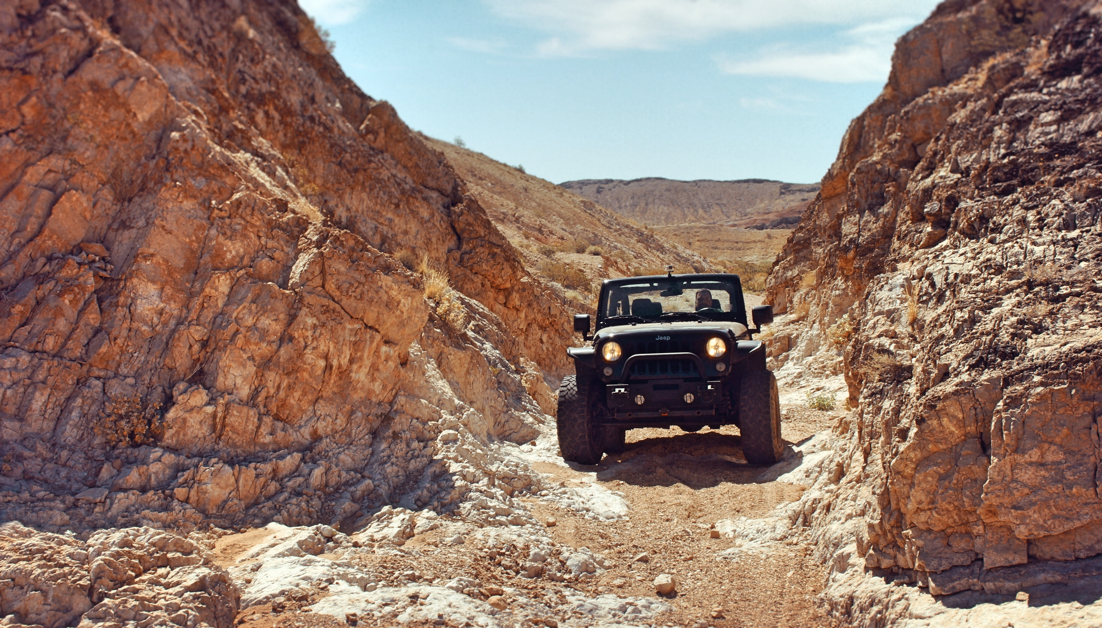 Скачать jeep, внедорожник, скалы, пустыня обои на рабочий стол