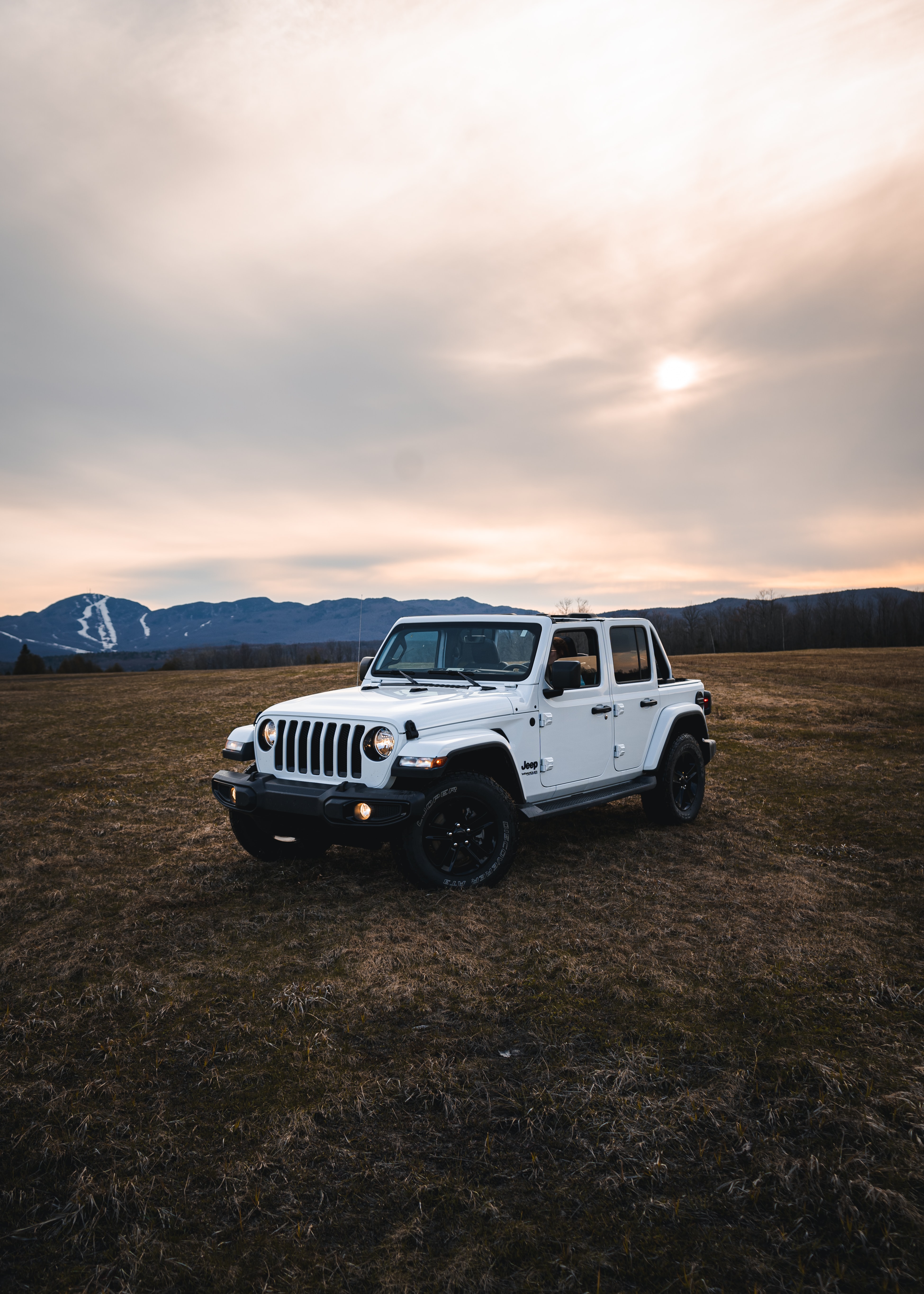 Скачать jeep wrangler, jeep, автомобиль, фары, белый обои для телефона