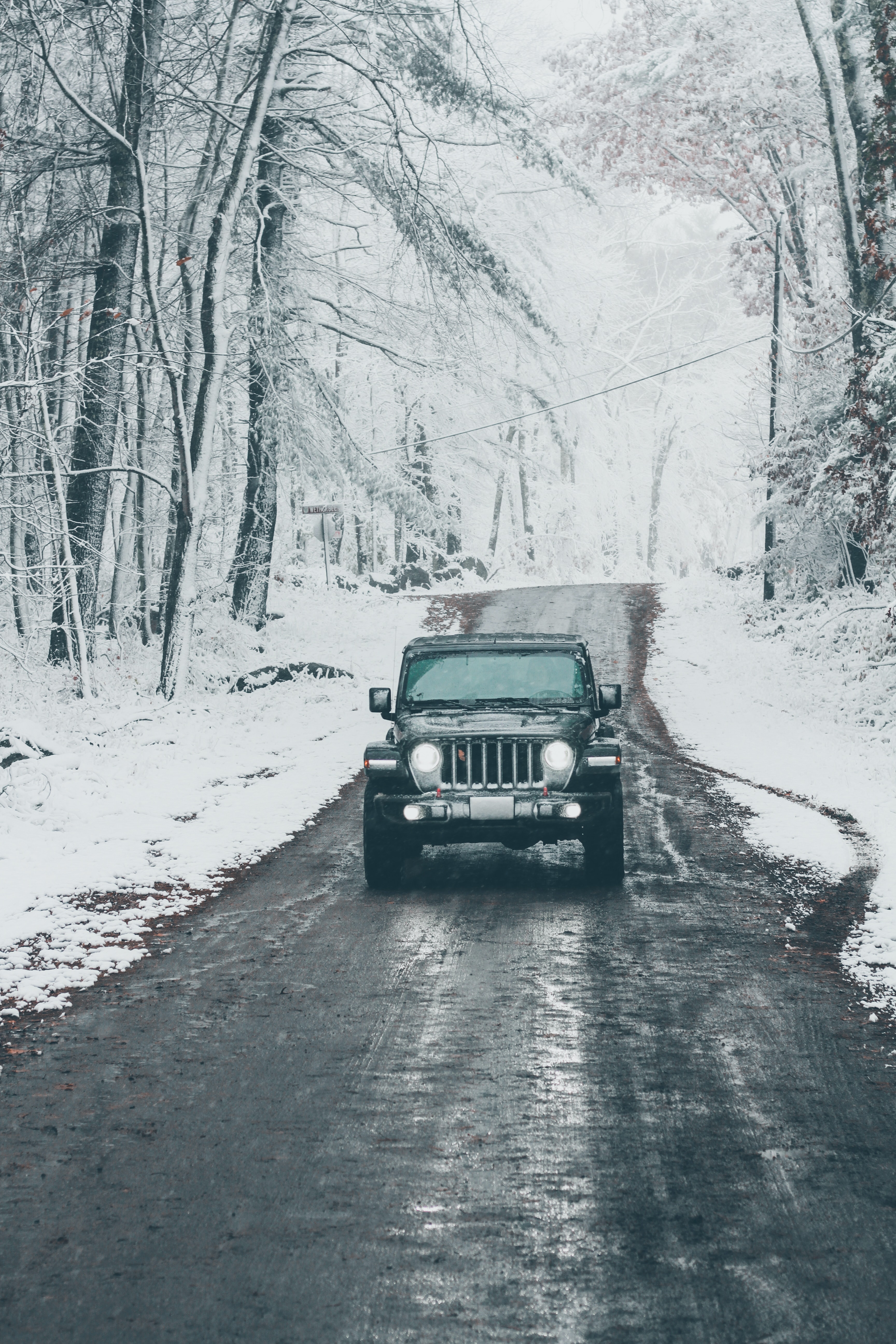 Скачать jeep wrangler, jeep, автомобиль, внедорожник, дорога, снег обои для телефона