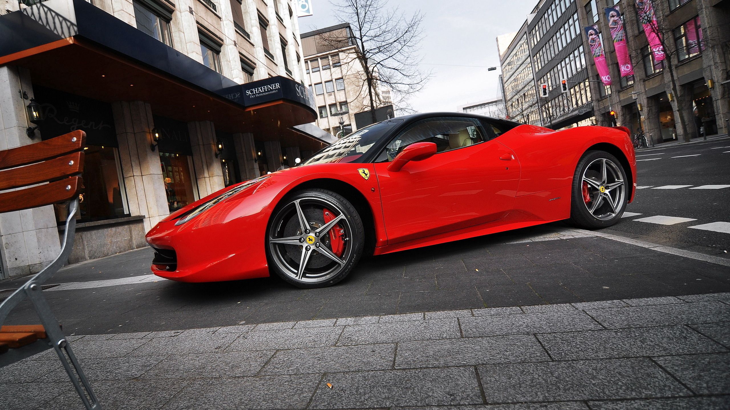 Скачать красная, парковка, ferrari 458 italia, феррари, улица обои на рабочий стол