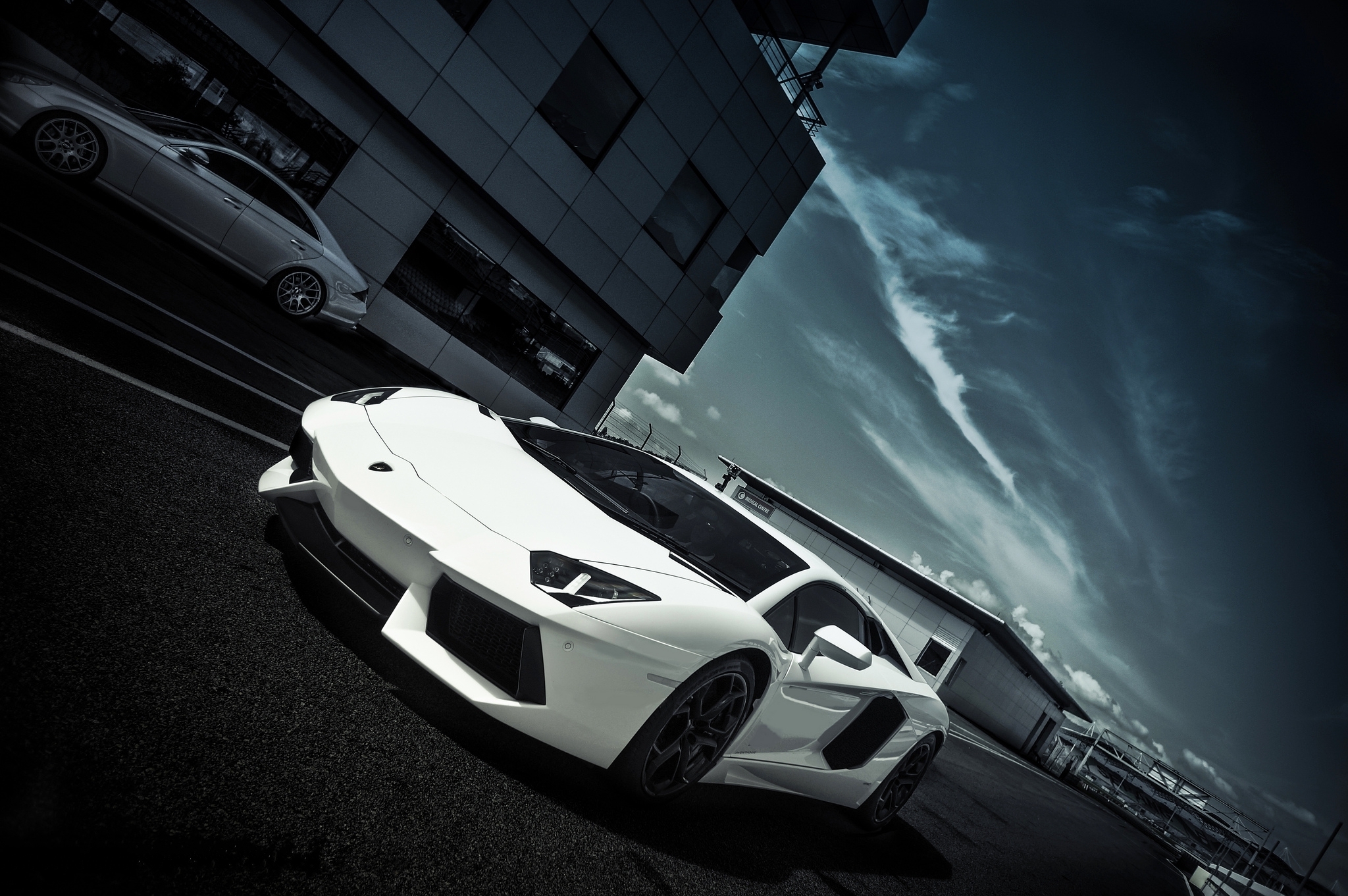 Скачать lamborghini, aventador, lp700-4, white, ламборгини, авентадор, белый, вид сбоку, дорога, разметка, здание, окна, небо, облака обои на рабочий стол