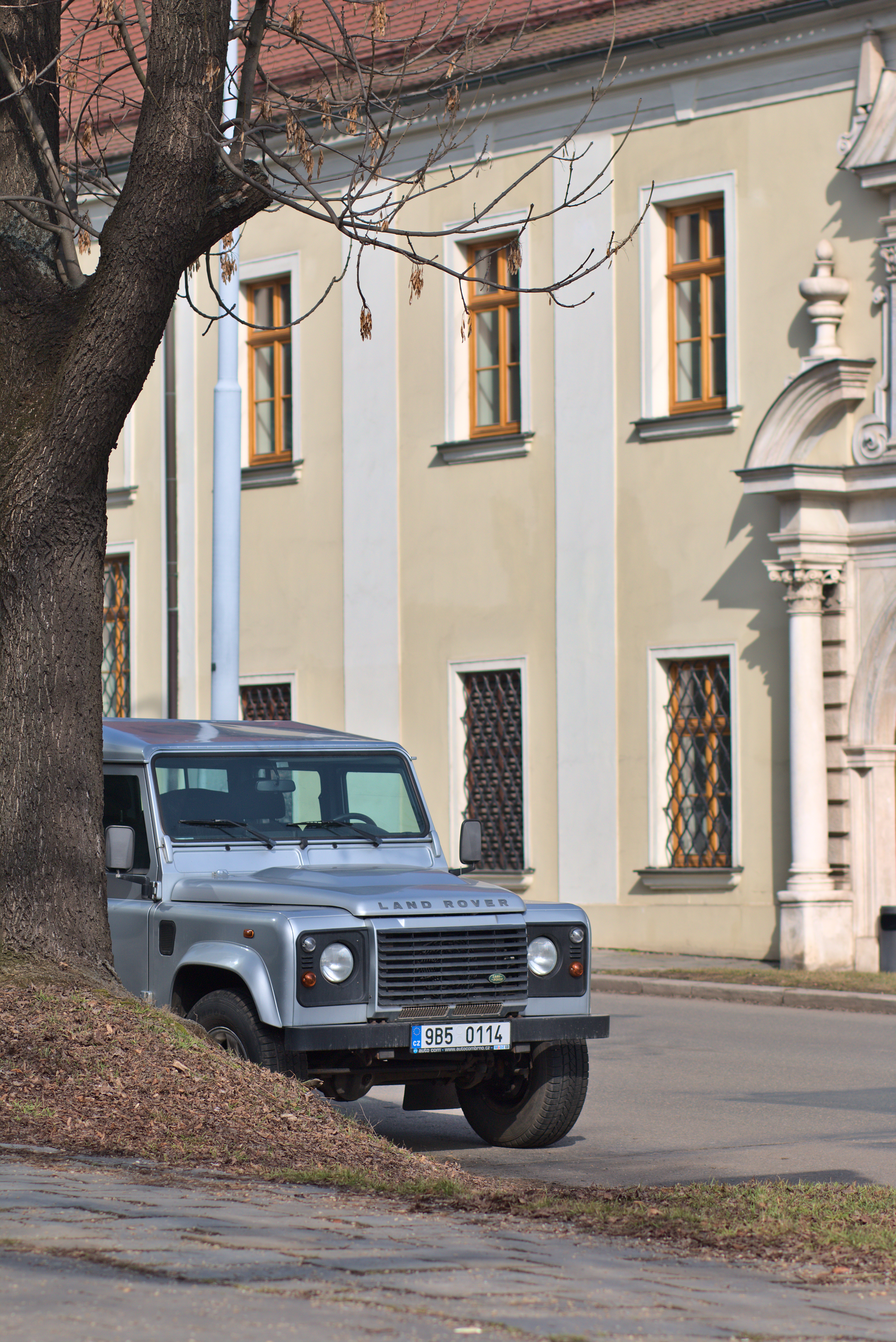 Скачать land rover, автомобиль, внедорожник, серый, здание обои для телефона