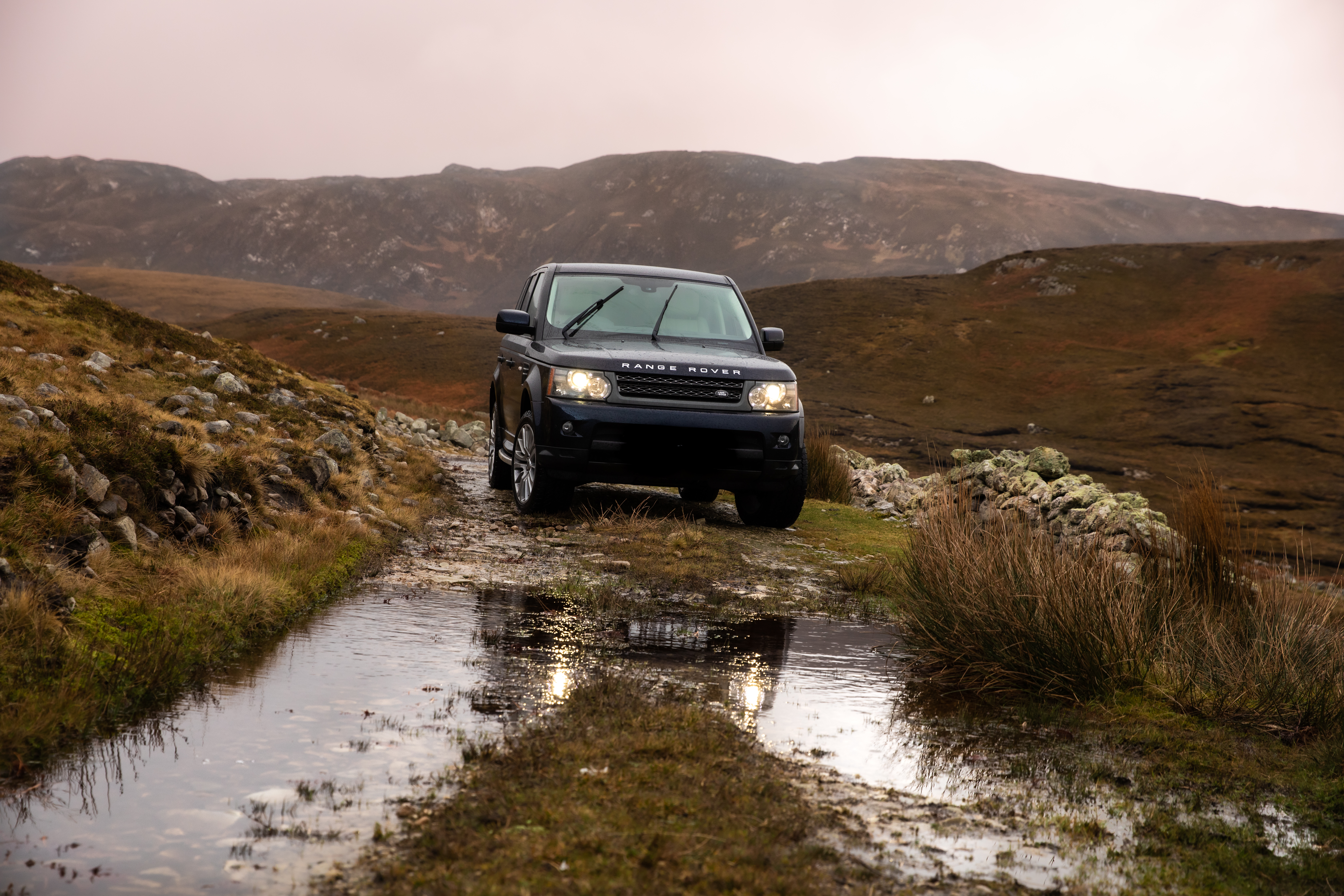 Скачать land rover, черный, внедорожник, вода обои на рабочий стол