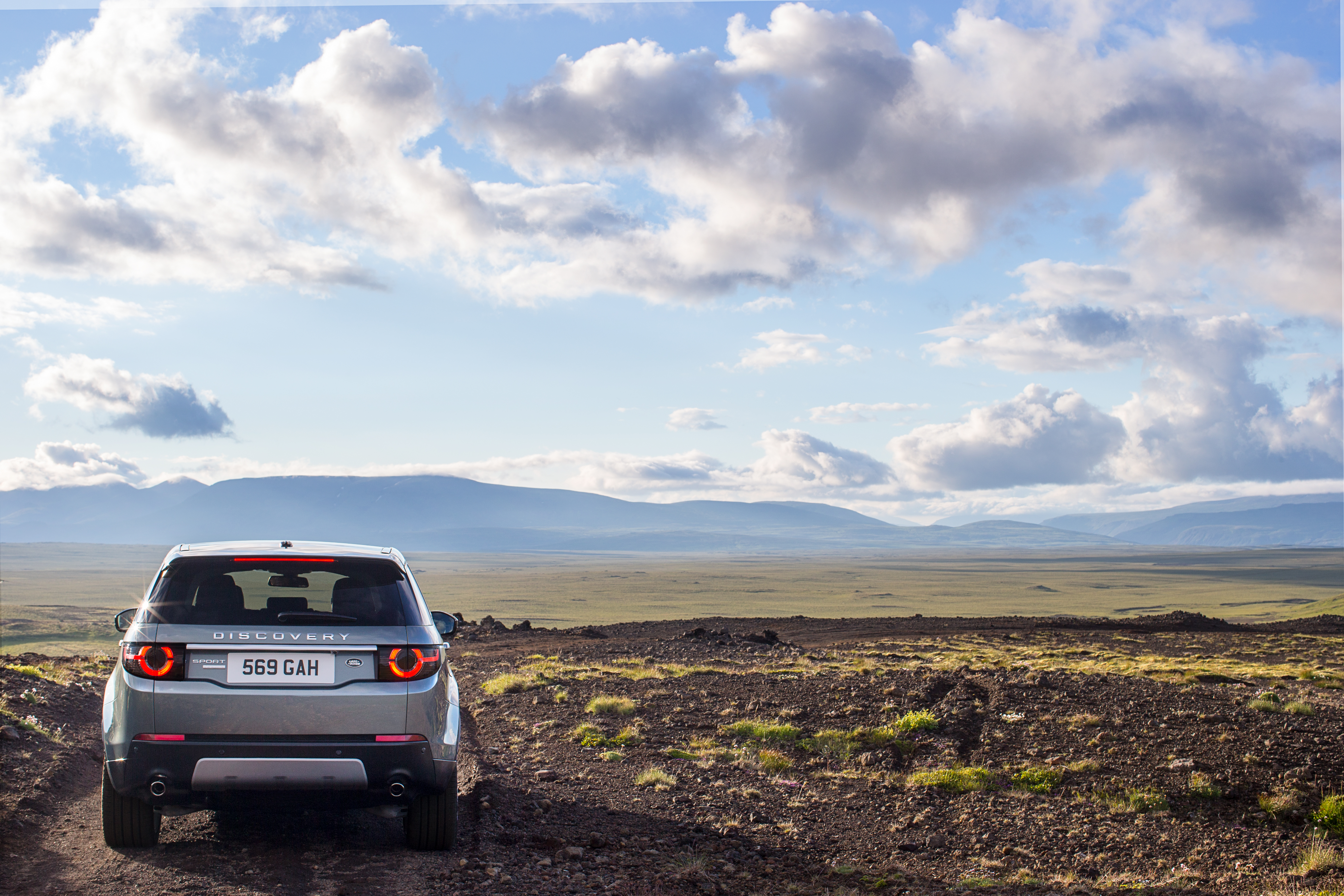 Скачать land rover discovery, land rover, машина, внедорожник, серый, вид сзади, природа обои на рабочий стол