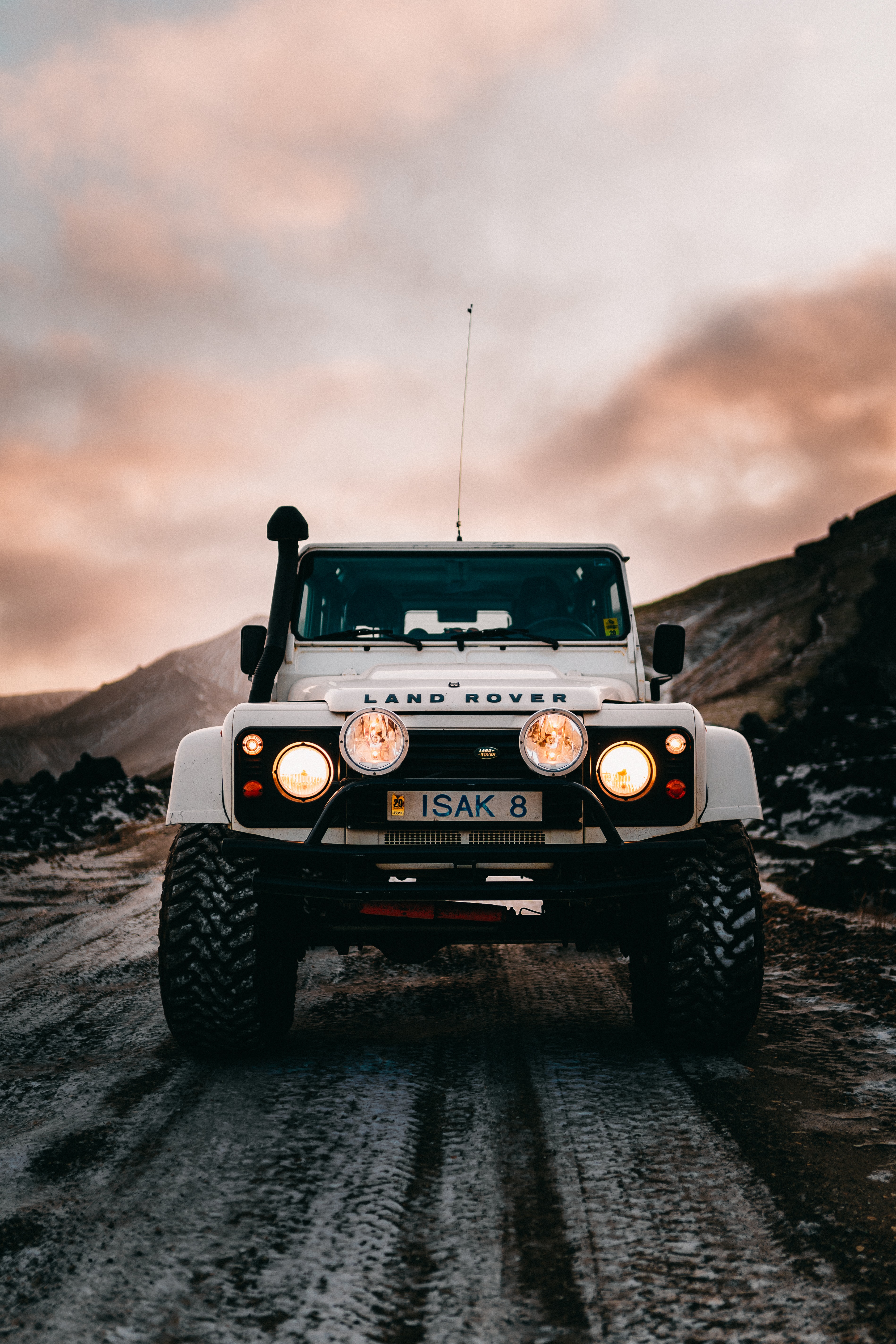 Скачать land rover, машина, фары, вид спереди, белый обои для телефона