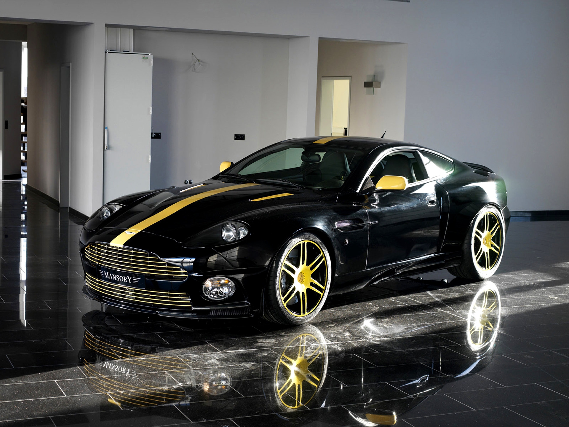 Скачать mansory, aston martin, vanquish, 2005, черный, вид сбоку, авто, астон мартин, отражение обои на рабочий стол