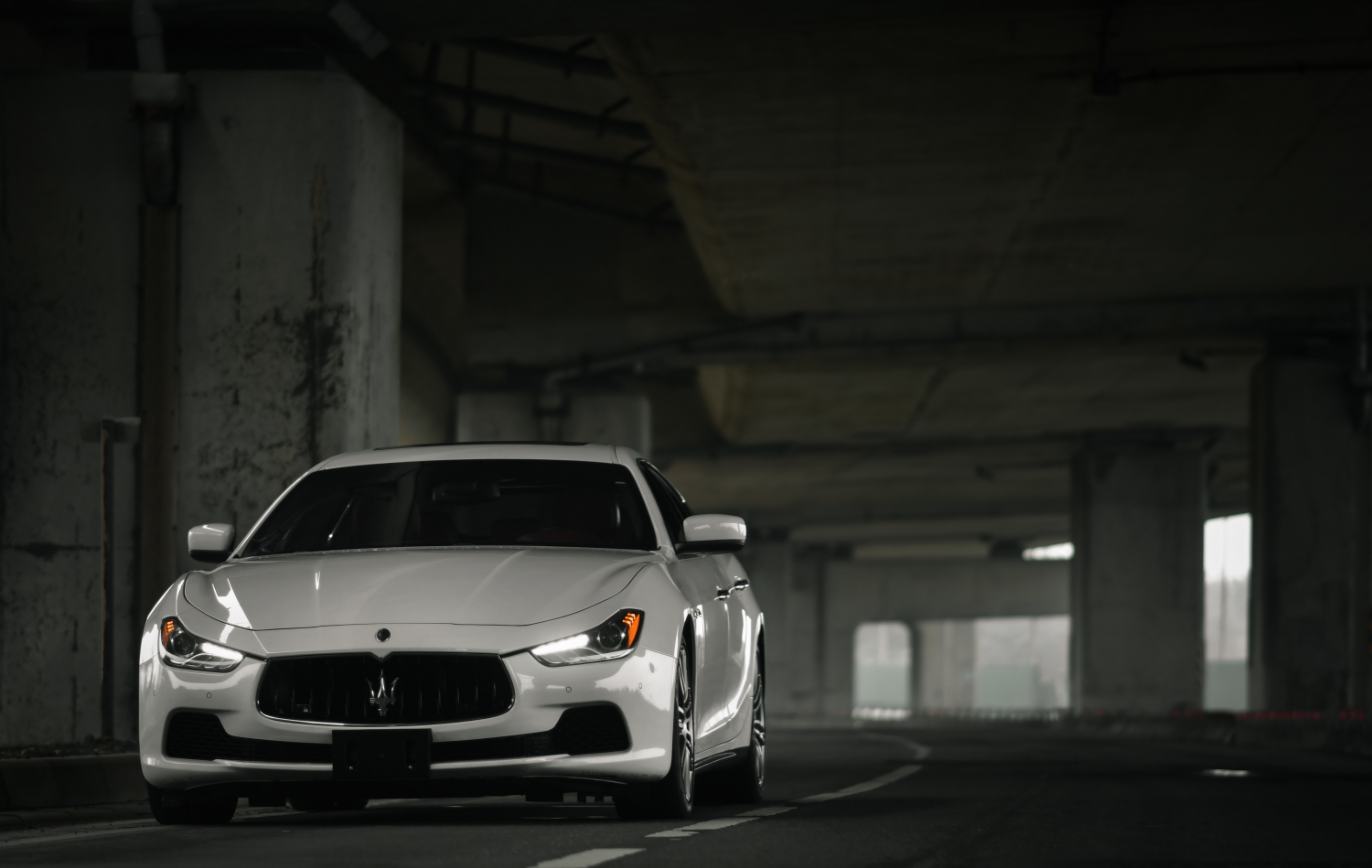 Скачать maserati ghibli, maserati, белый, вид спереди, движение обои на рабочий стол