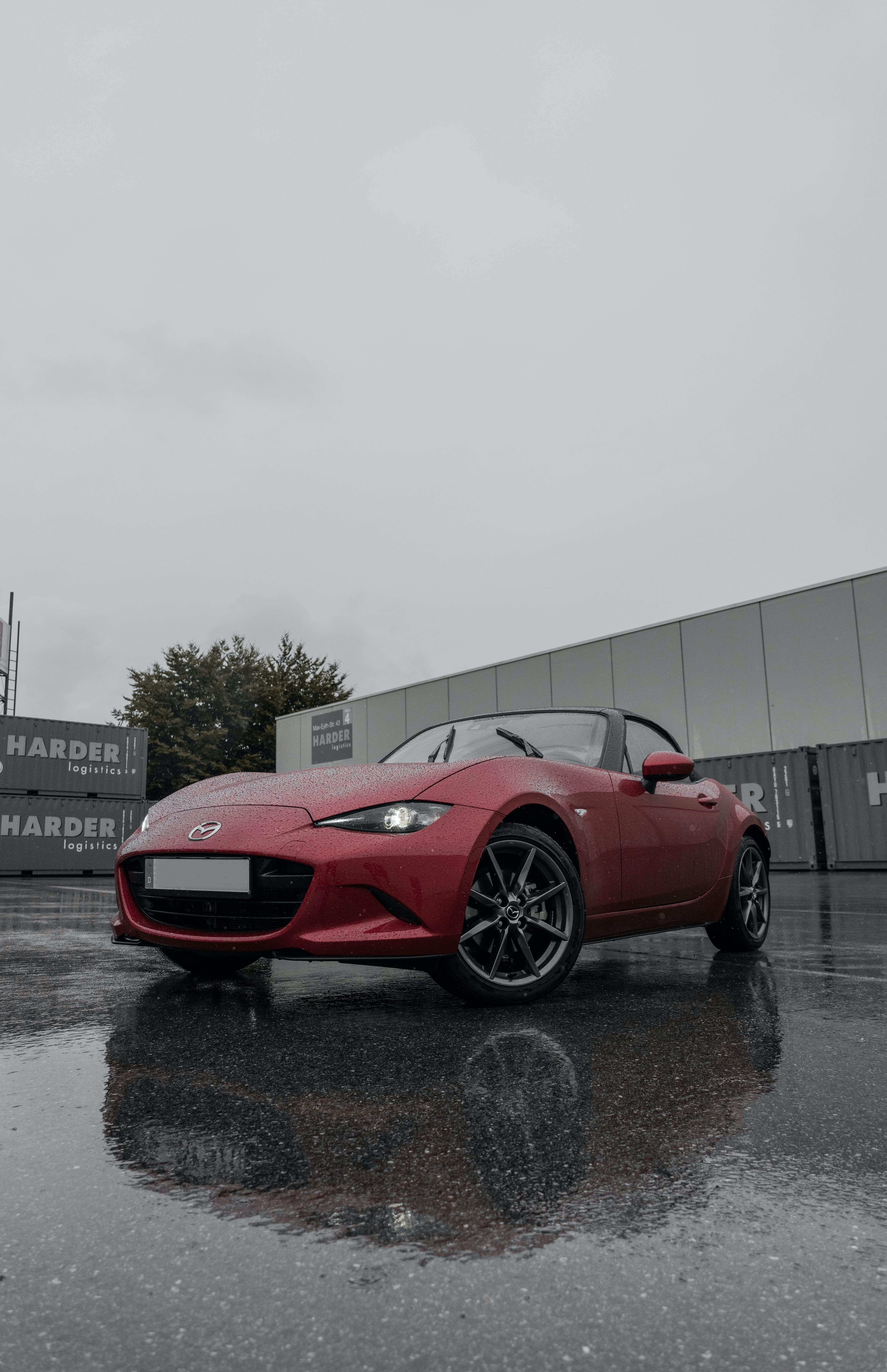 Скачать mazda mx 5, mazda, автомобиль, спорткар, красный, мокрый обои для телефона