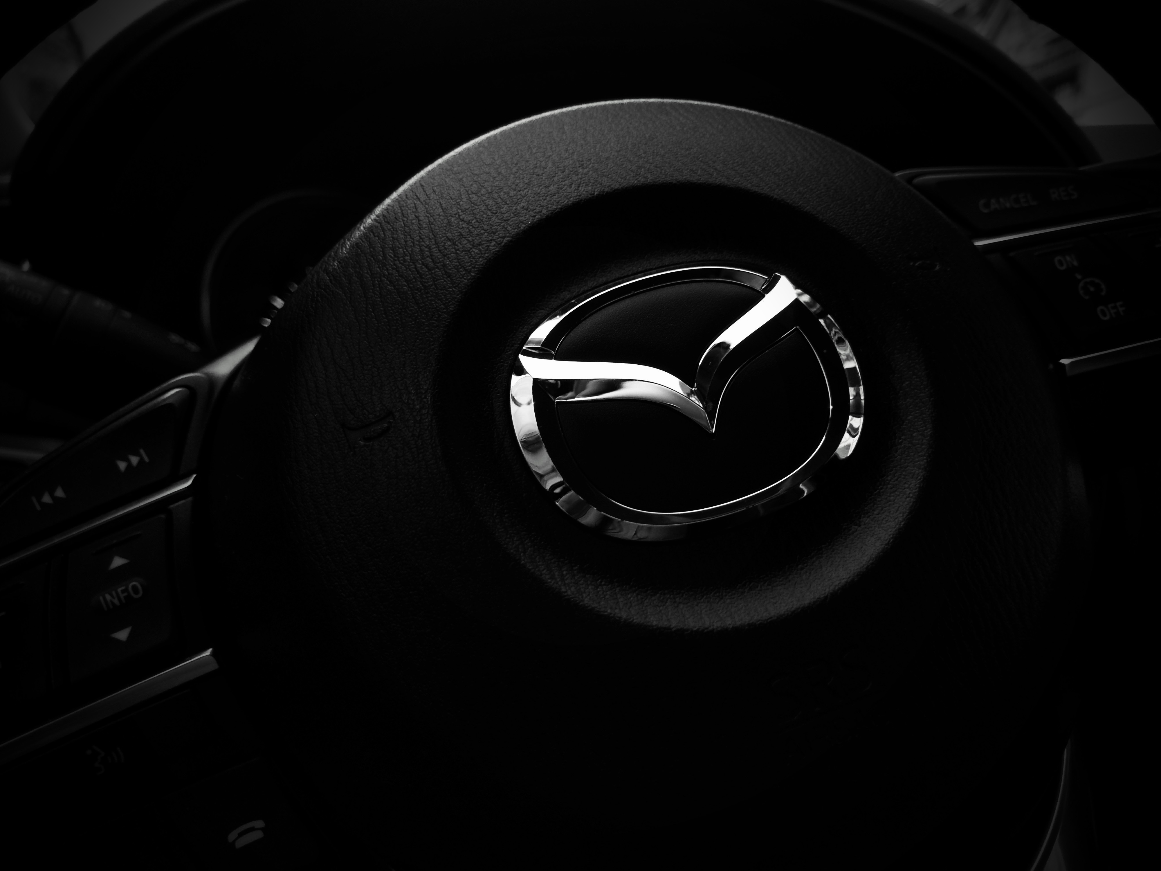 Скачать mazda, руль, логотип обои на рабочий стол