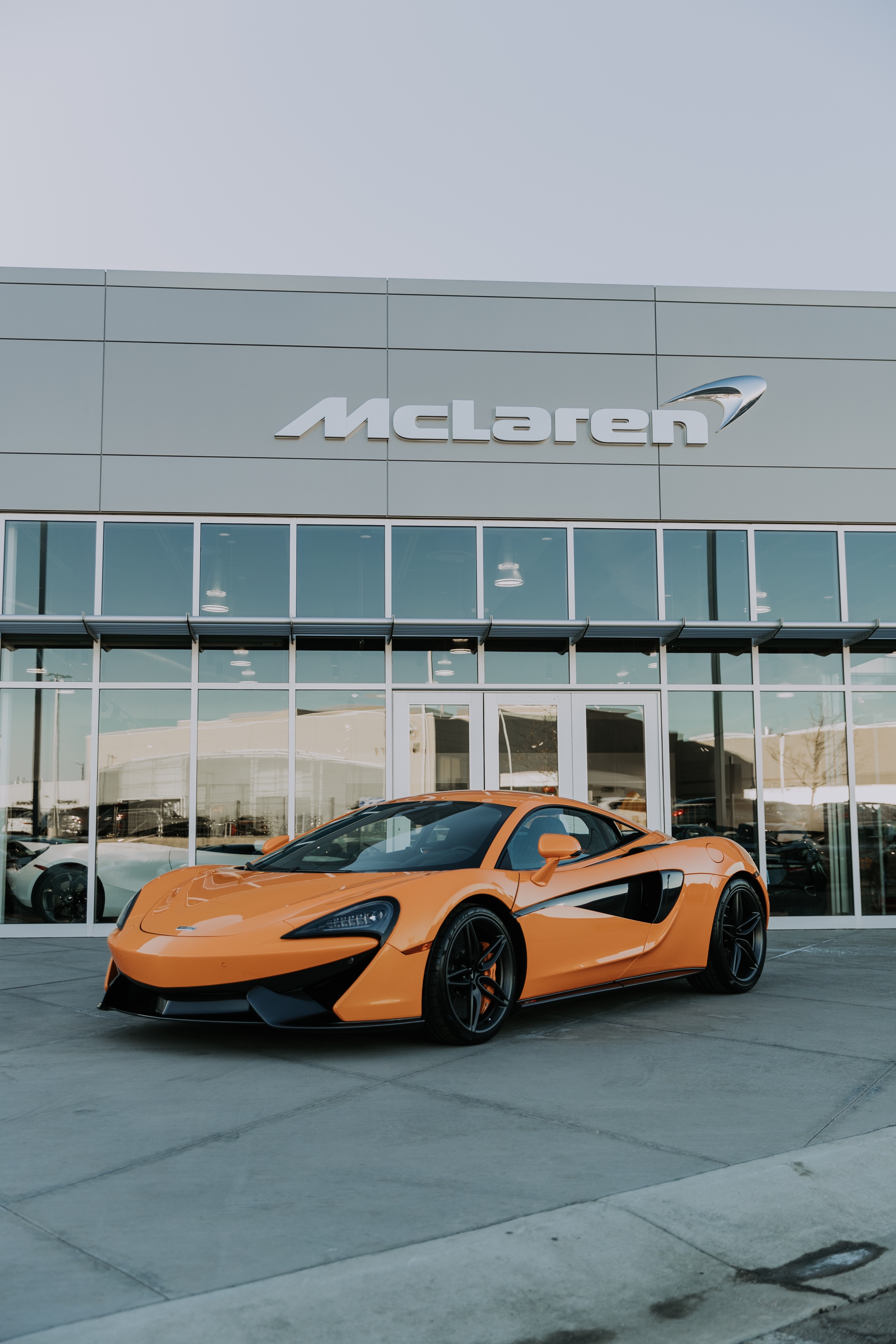 Скачать mclaren 12c, mclaren, спорткар, салон обои для телефона