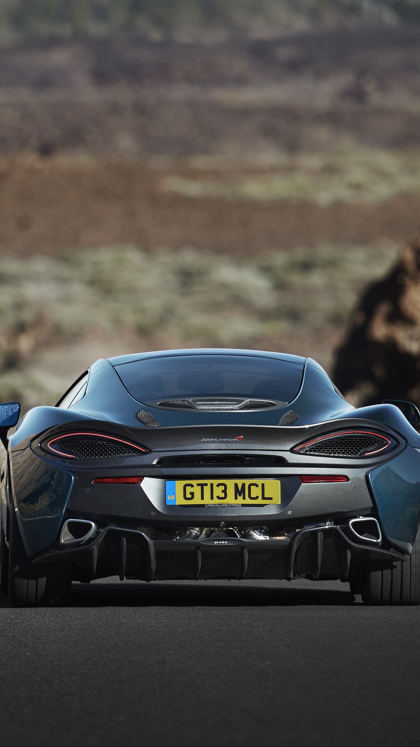 Скачать mclaren, 570gt, авто, дорога, вид сзади обои для телефона