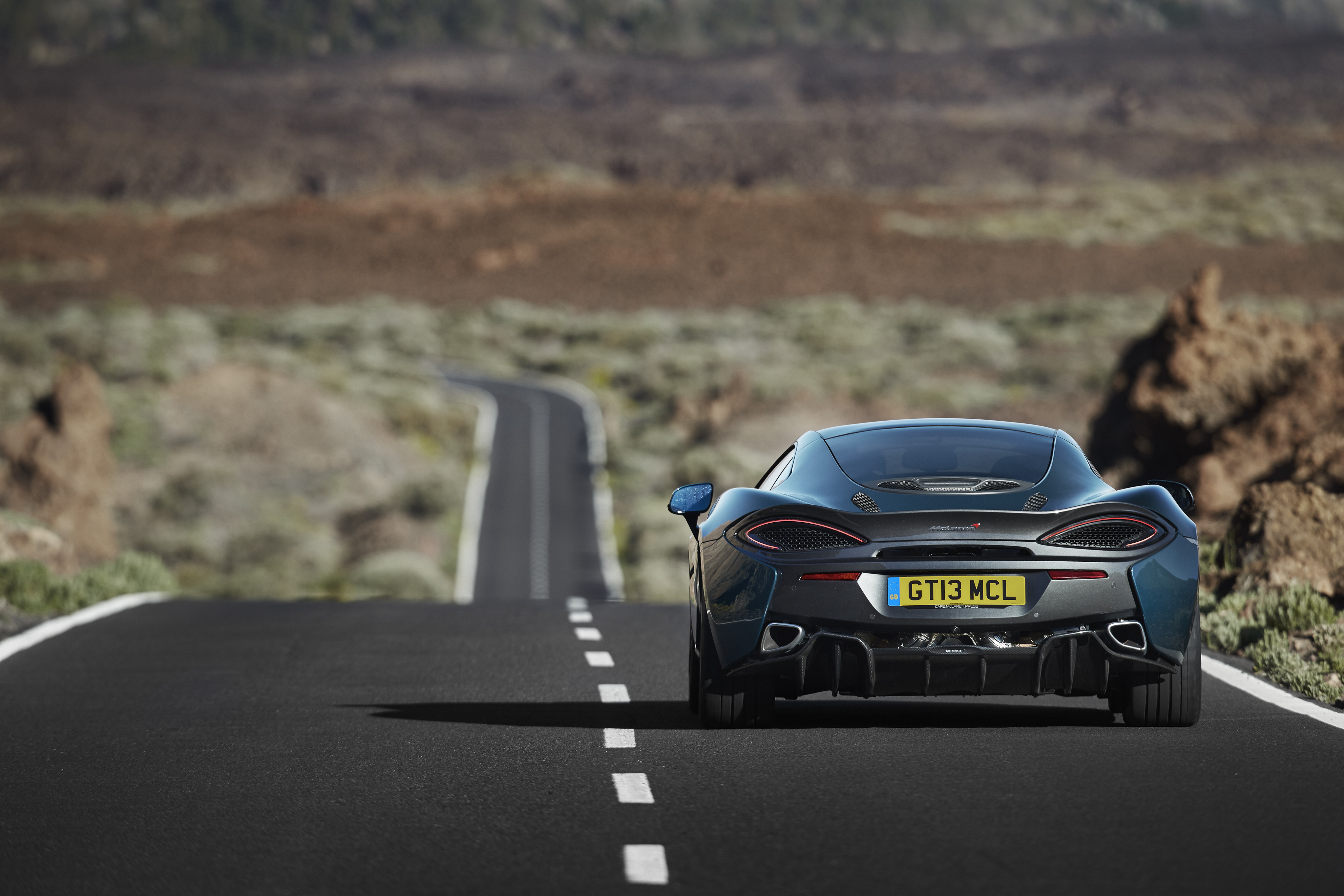 Скачать mclaren, 570gt, авто, дорога, вид сзади обои на рабочий стол