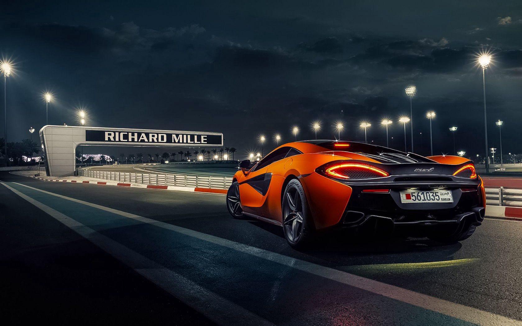 Скачать mclaren, 570s, оранжевый, город, дорога обои на рабочий стол