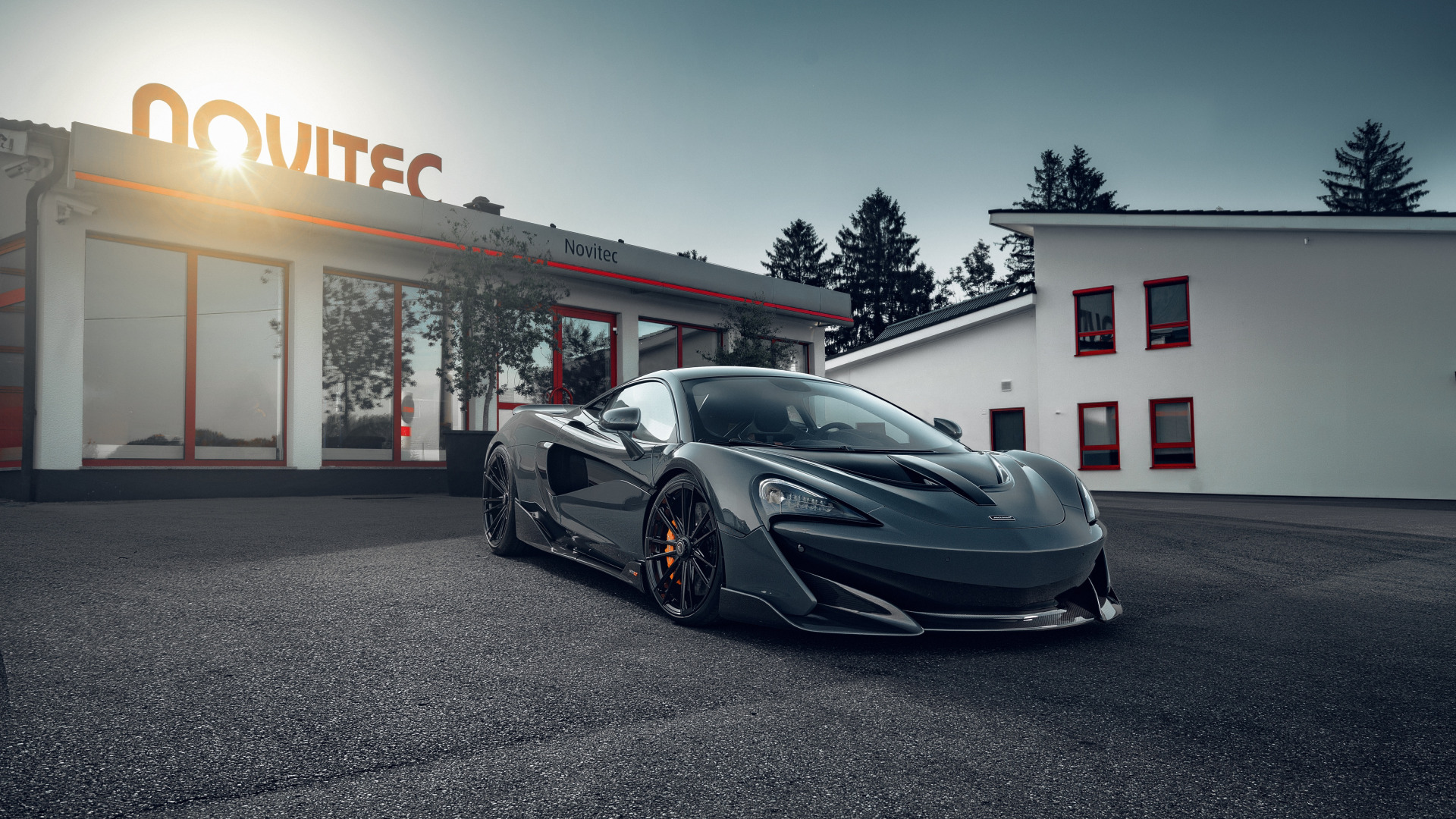 Скачать McLaren 600LT обои на рабочий стол